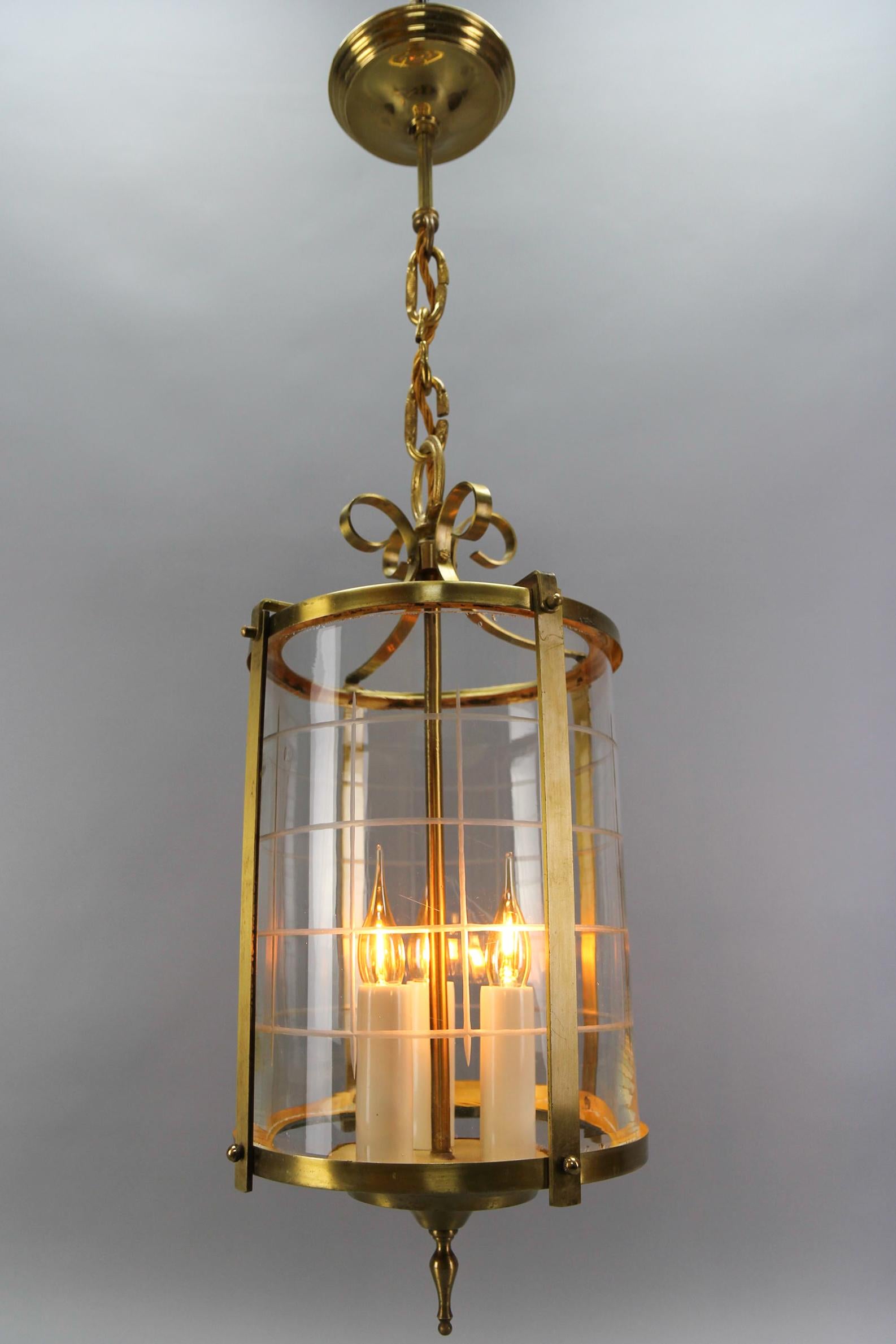 Néoclassique Lanterne suspendue ronde de style néoclassique français en laiton et verre transparent, années 1920 en vente