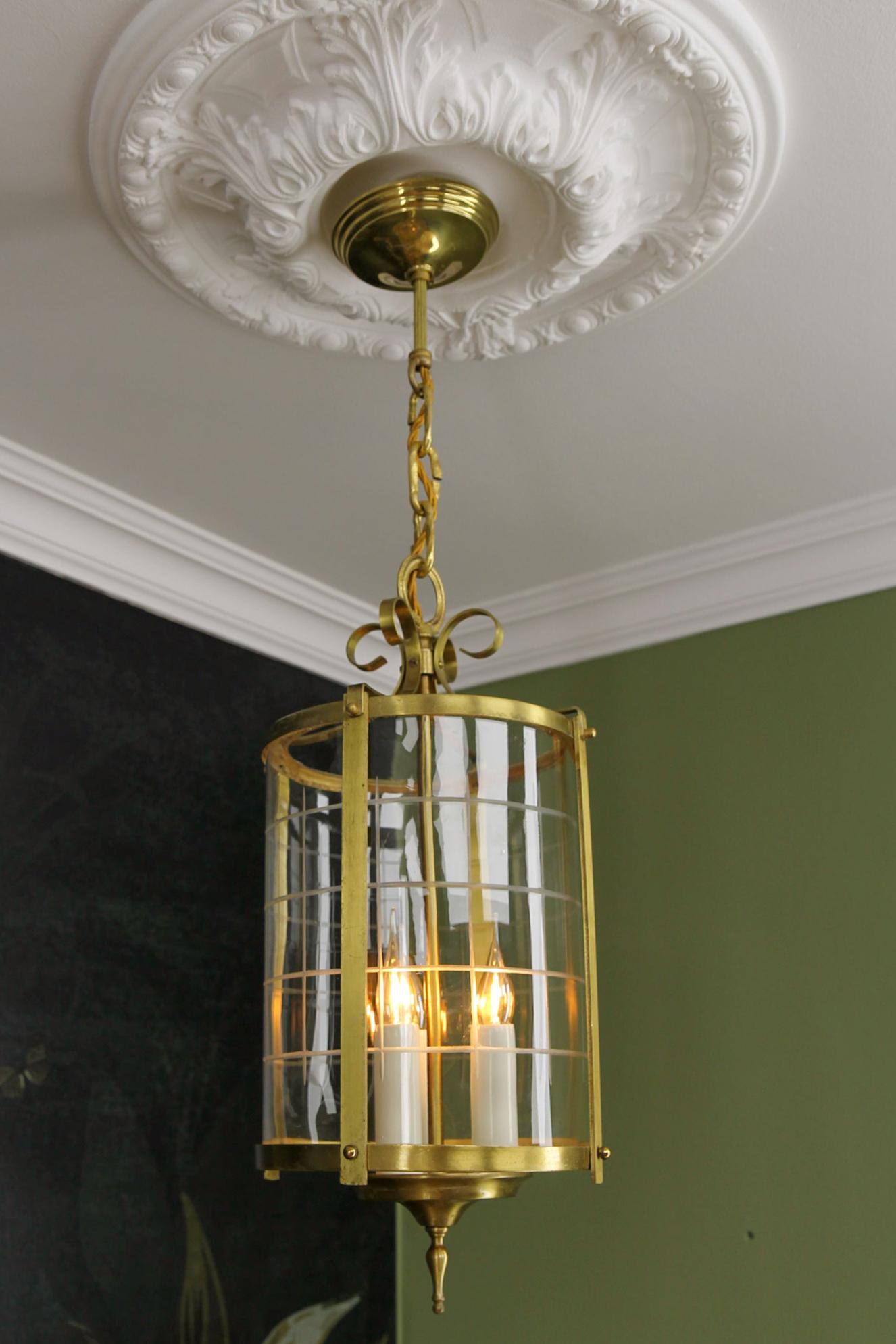 Français Lanterne suspendue ronde de style néoclassique français en laiton et verre transparent, années 1920 en vente