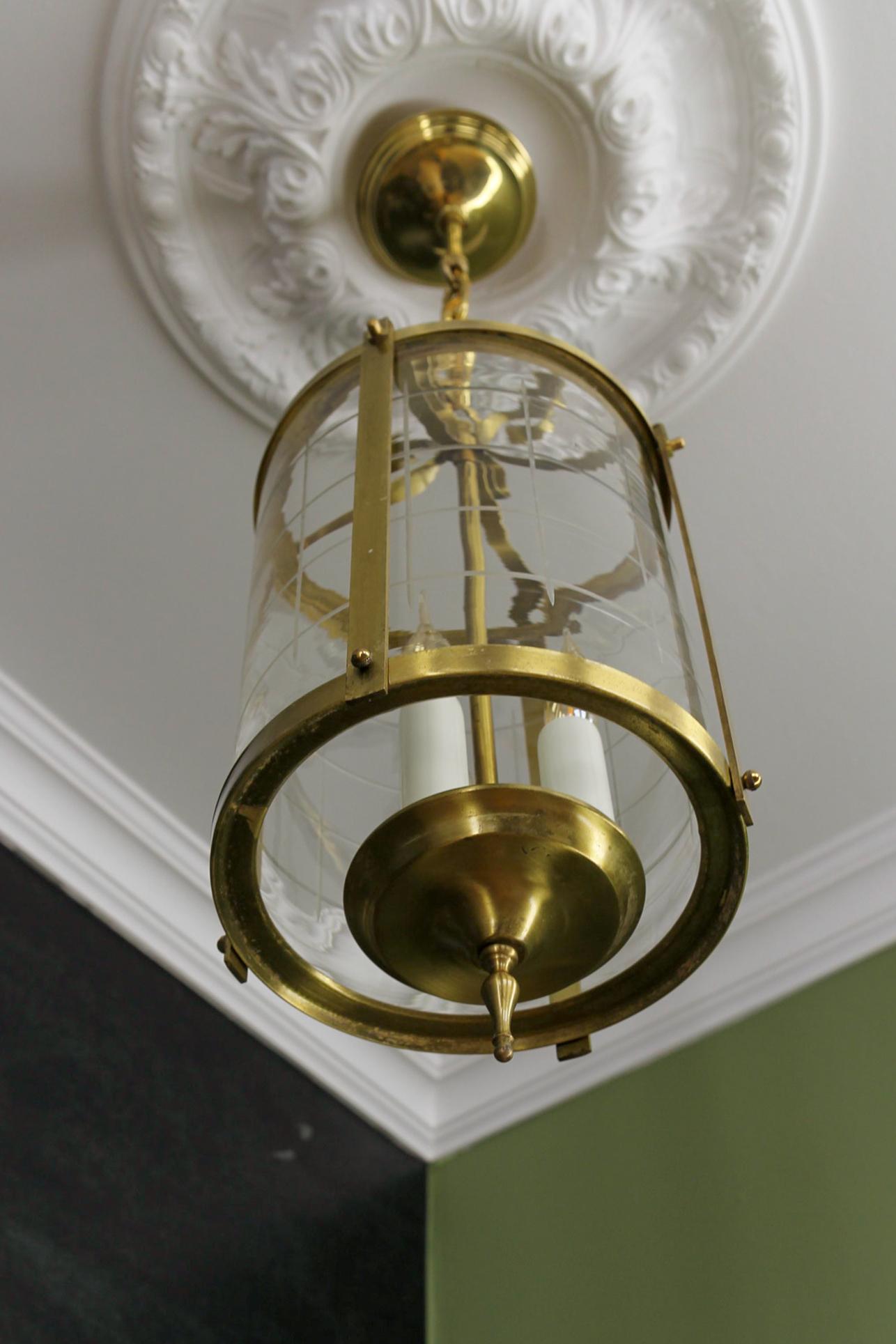 Début du 20ème siècle Lanterne suspendue ronde de style néoclassique français en laiton et verre transparent, années 1920 en vente