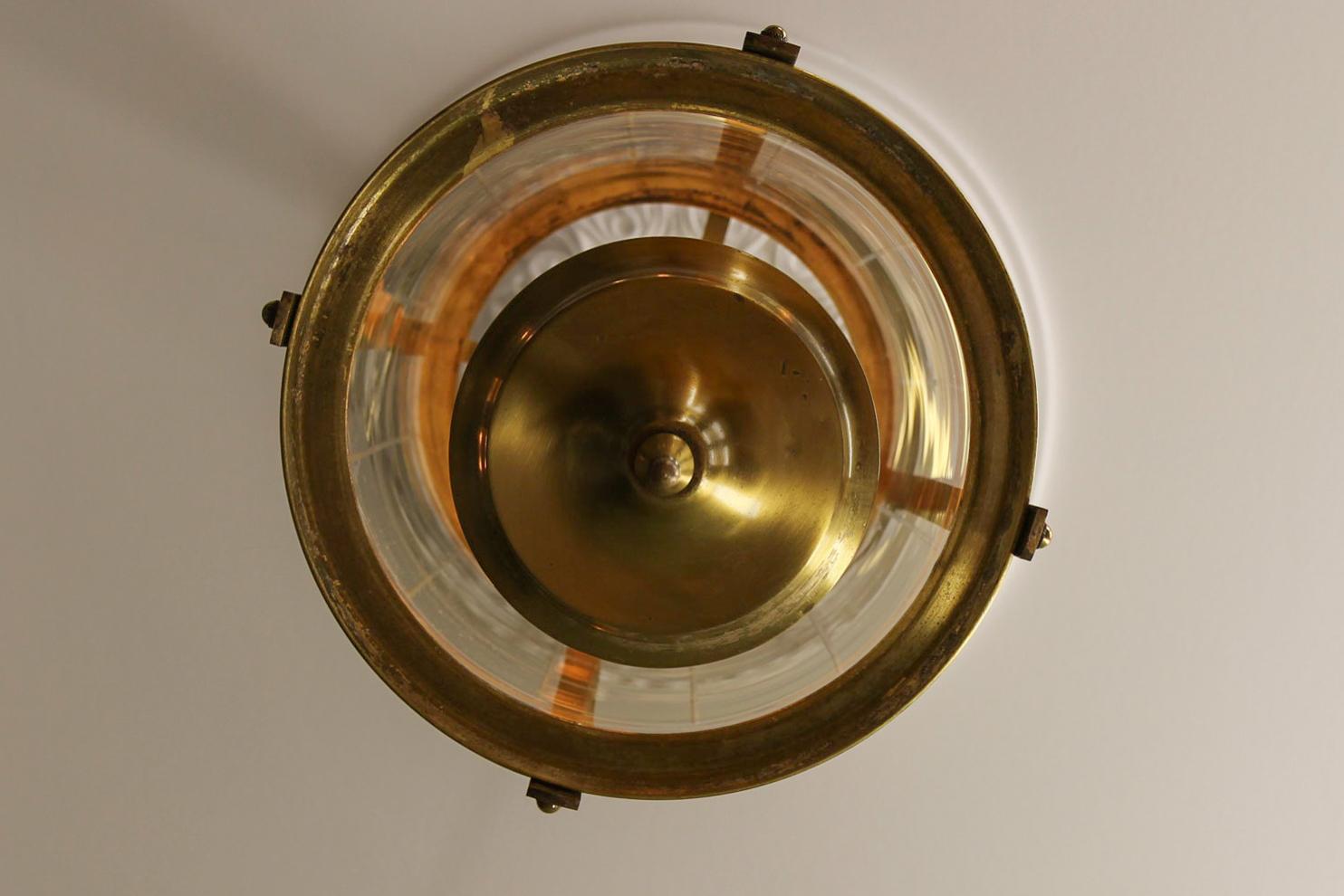 Laiton Lanterne suspendue ronde de style néoclassique français en laiton et verre transparent, années 1920 en vente