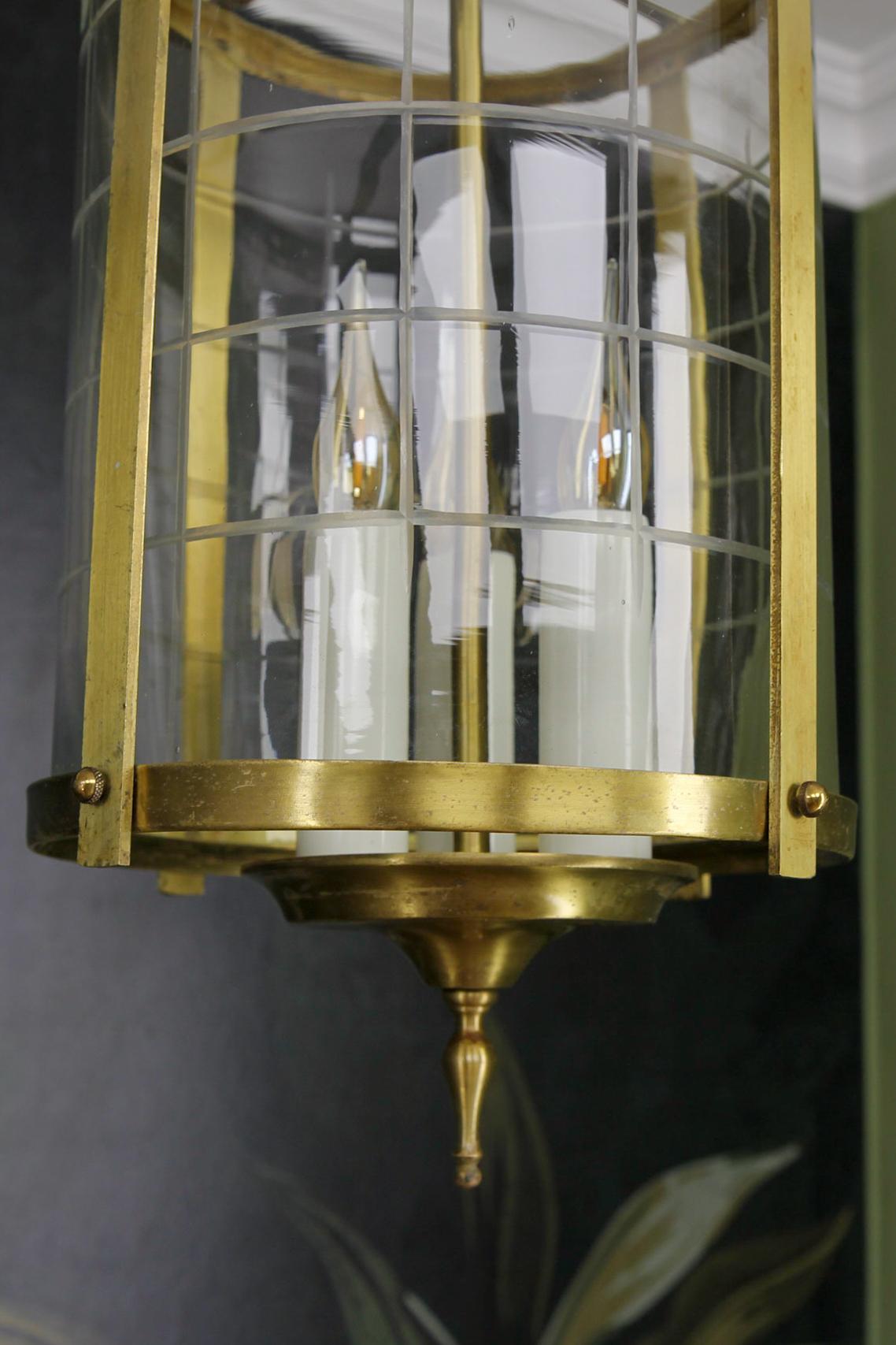 Lanterne suspendue ronde de style néoclassique français en laiton et verre transparent, années 1920 en vente 1
