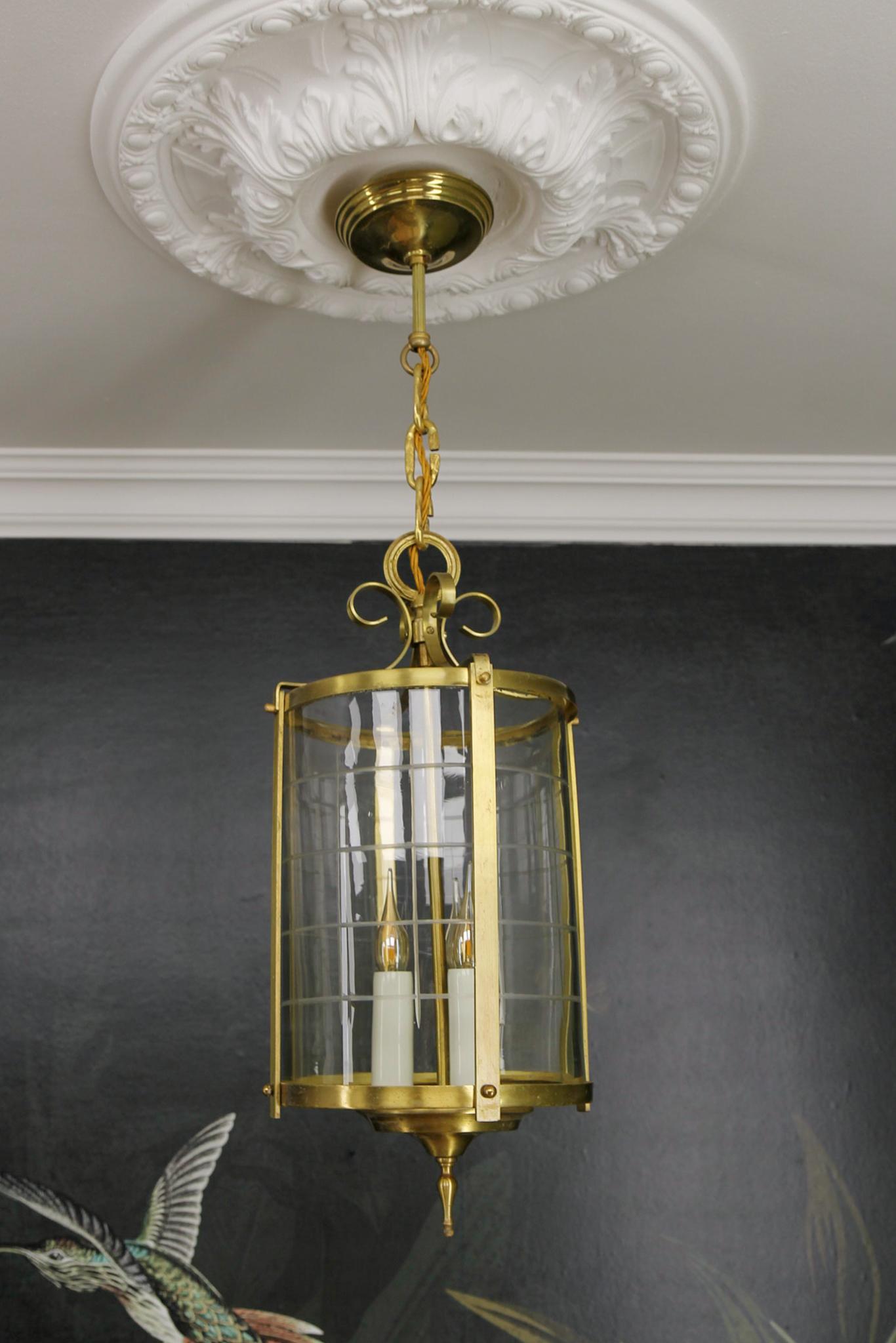 Lanterne suspendue ronde de style néoclassique français en laiton et verre transparent, années 1920 en vente 2