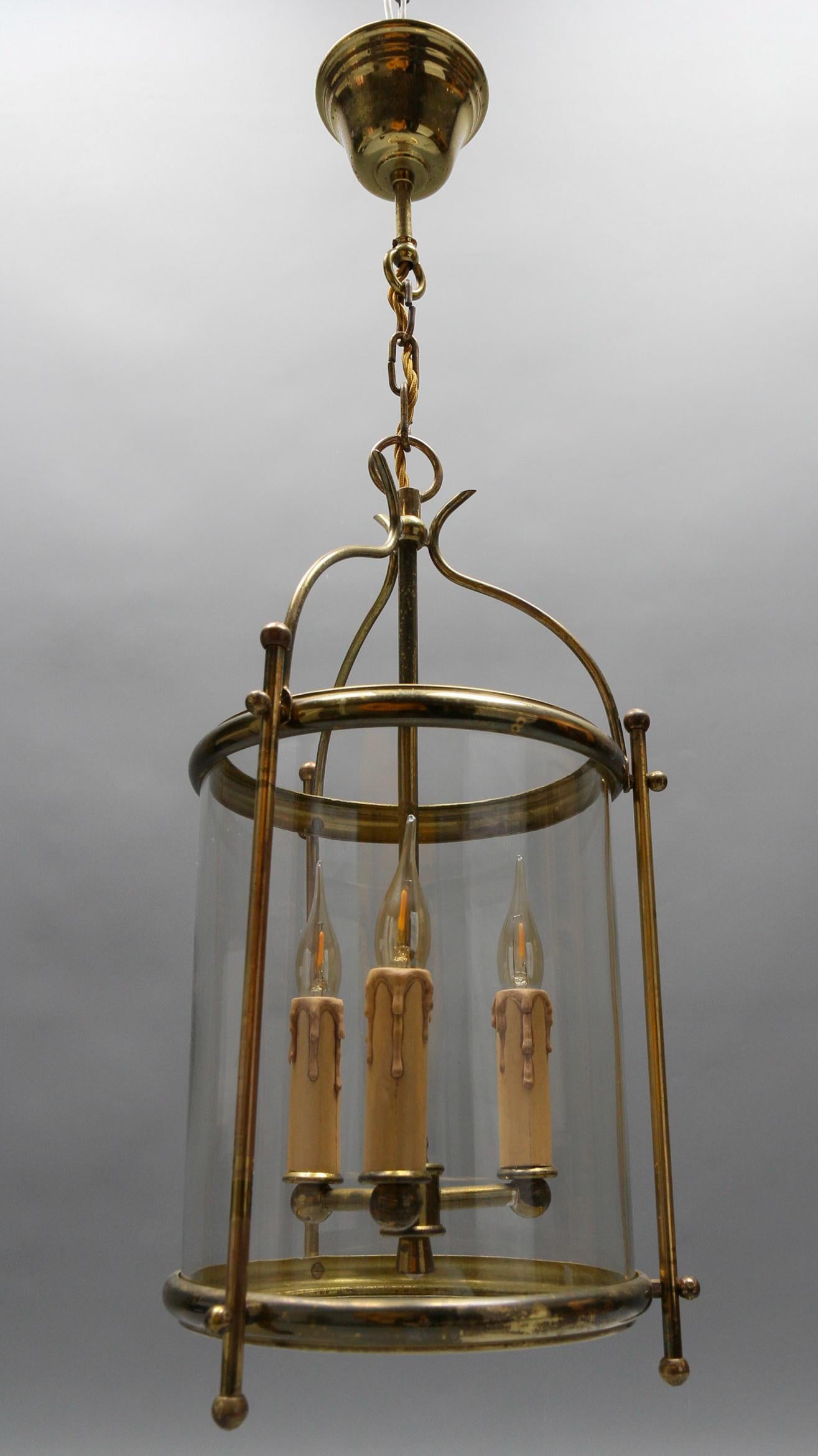 Lanterna a sospensione rotonda in ottone e vetro trasparente in stile neoclassico francese, 1950 ca. in vendita 4