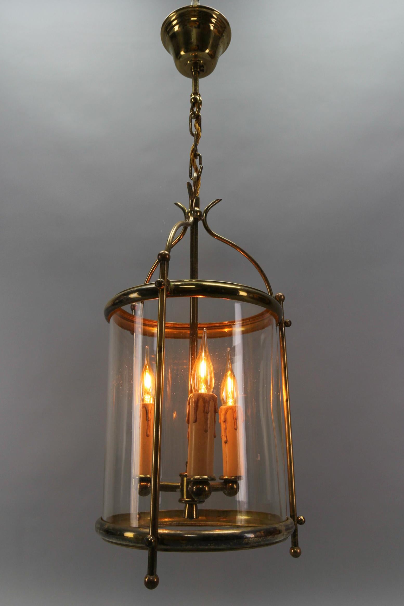 Lanterna a sospensione rotonda in ottone e vetro trasparente in stile neoclassico francese, 1950 ca. in vendita 5