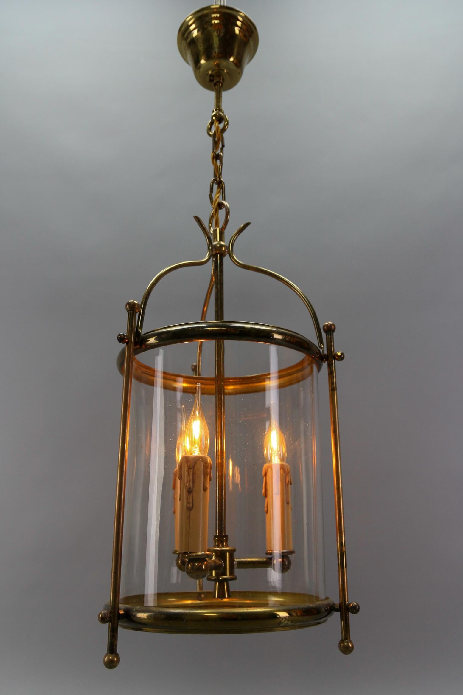 Lanterna a sospensione rotonda in ottone e vetro trasparente in stile neoclassico francese, 1950 ca. in vendita 6