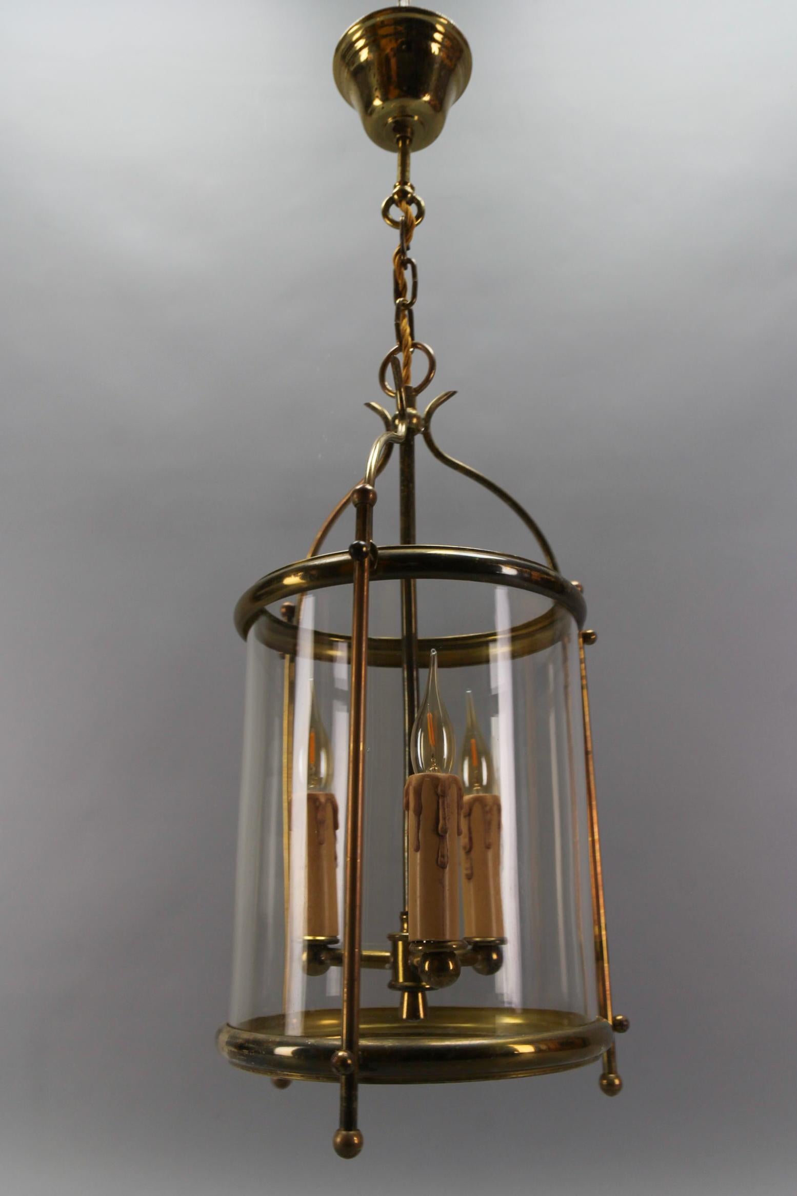 Lanterna a sospensione rotonda in ottone e vetro trasparente in stile neoclassico francese, 1950 ca. in vendita 7