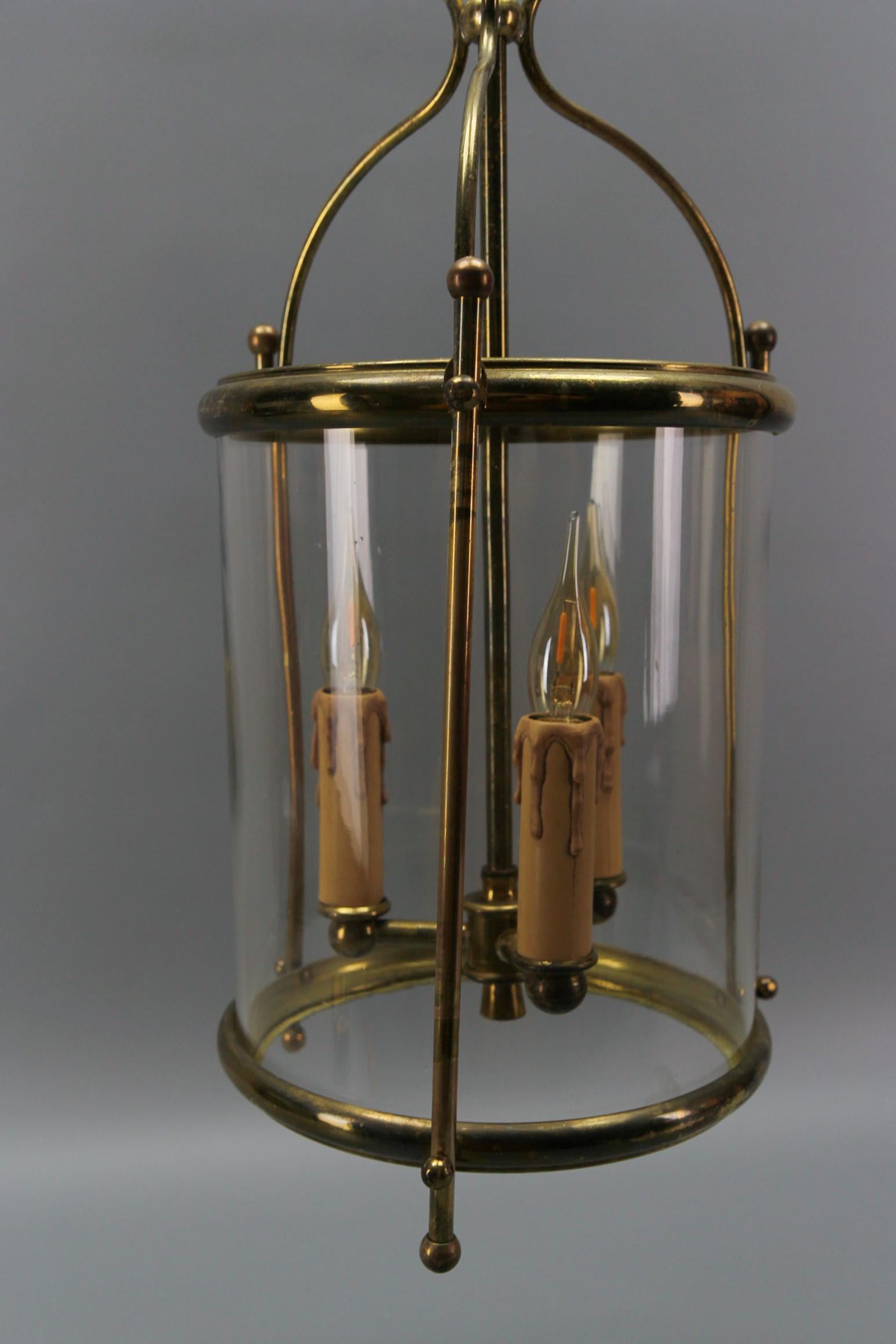 Lanterna a sospensione rotonda in ottone e vetro trasparente in stile neoclassico francese, 1950 ca. in vendita 8