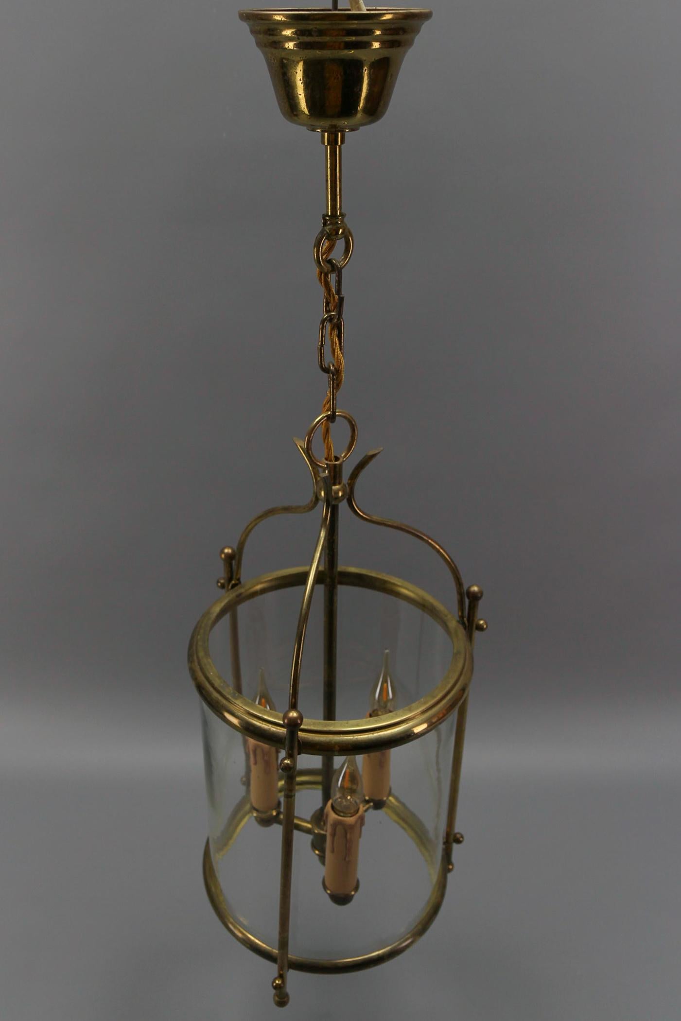 Lanterna a sospensione rotonda in ottone e vetro trasparente in stile neoclassico francese, 1950 ca. in vendita 9