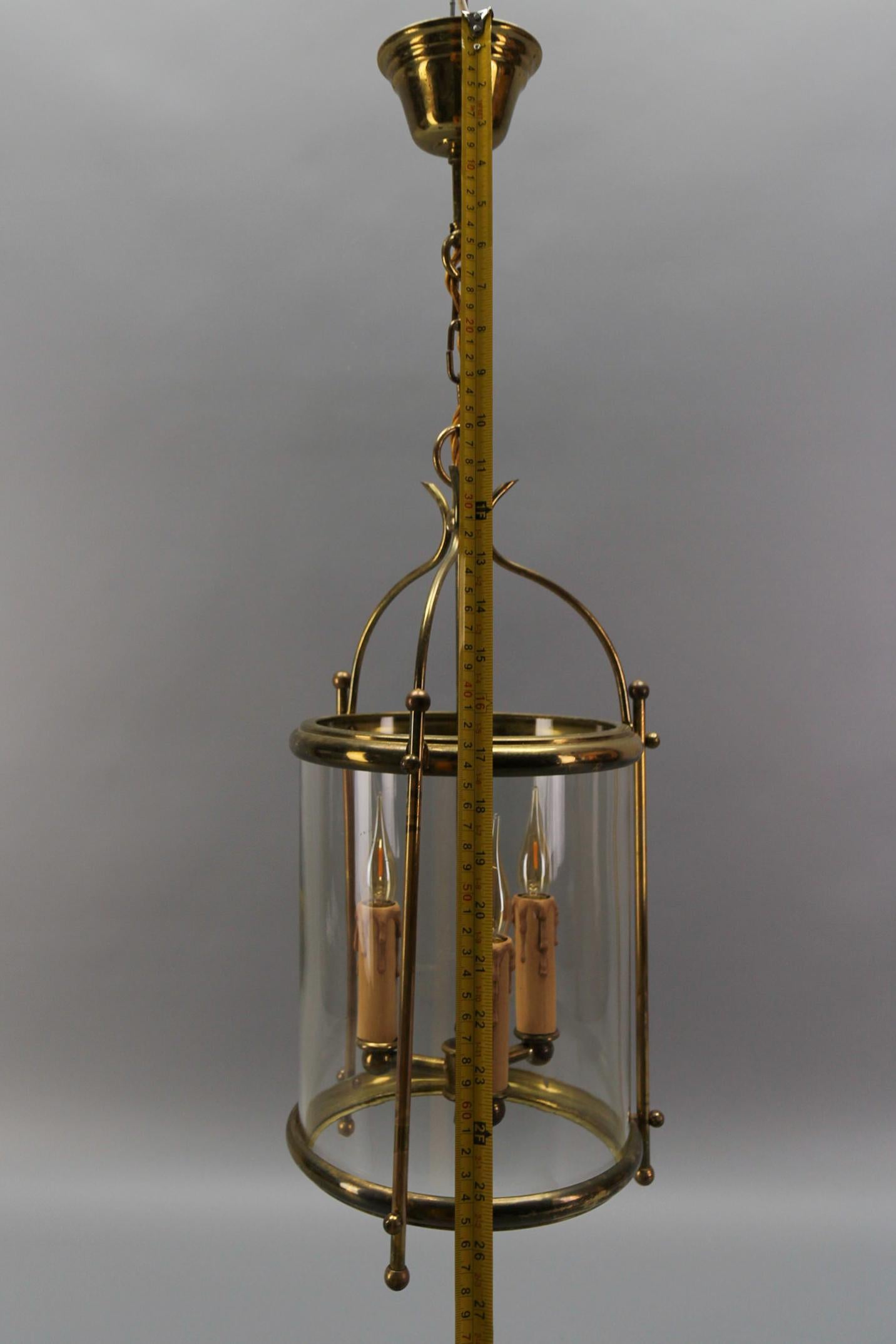 Lanterna a sospensione rotonda in ottone e vetro trasparente in stile neoclassico francese, 1950 ca. in vendita 12