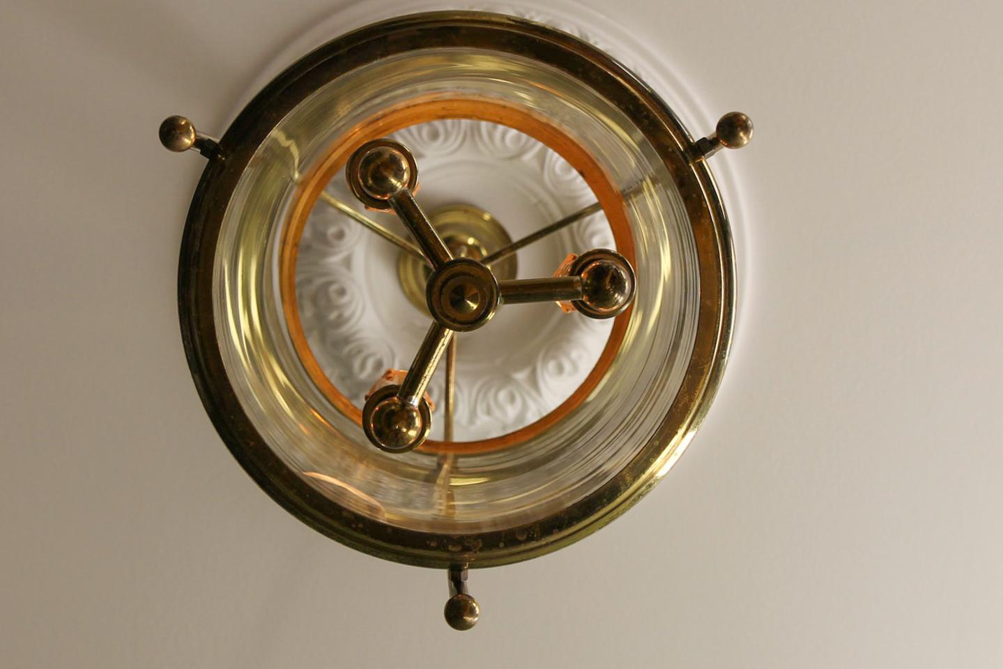 Lanterna a sospensione rotonda in ottone e vetro trasparente in stile neoclassico francese, 1950 ca. In condizioni buone in vendita a Barntrup, DE