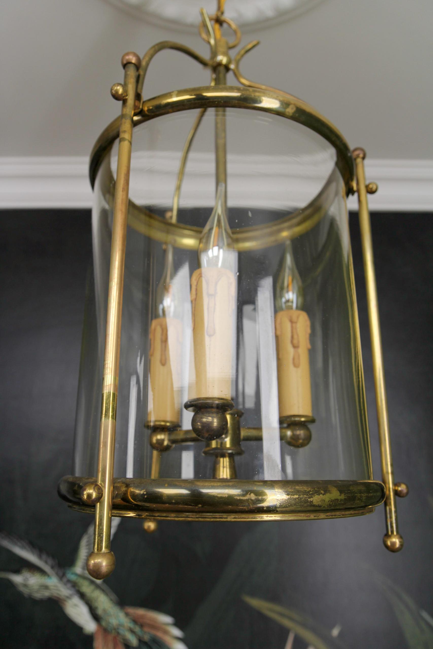 Metà XX secolo Lanterna a sospensione rotonda in ottone e vetro trasparente in stile neoclassico francese, 1950 ca. in vendita