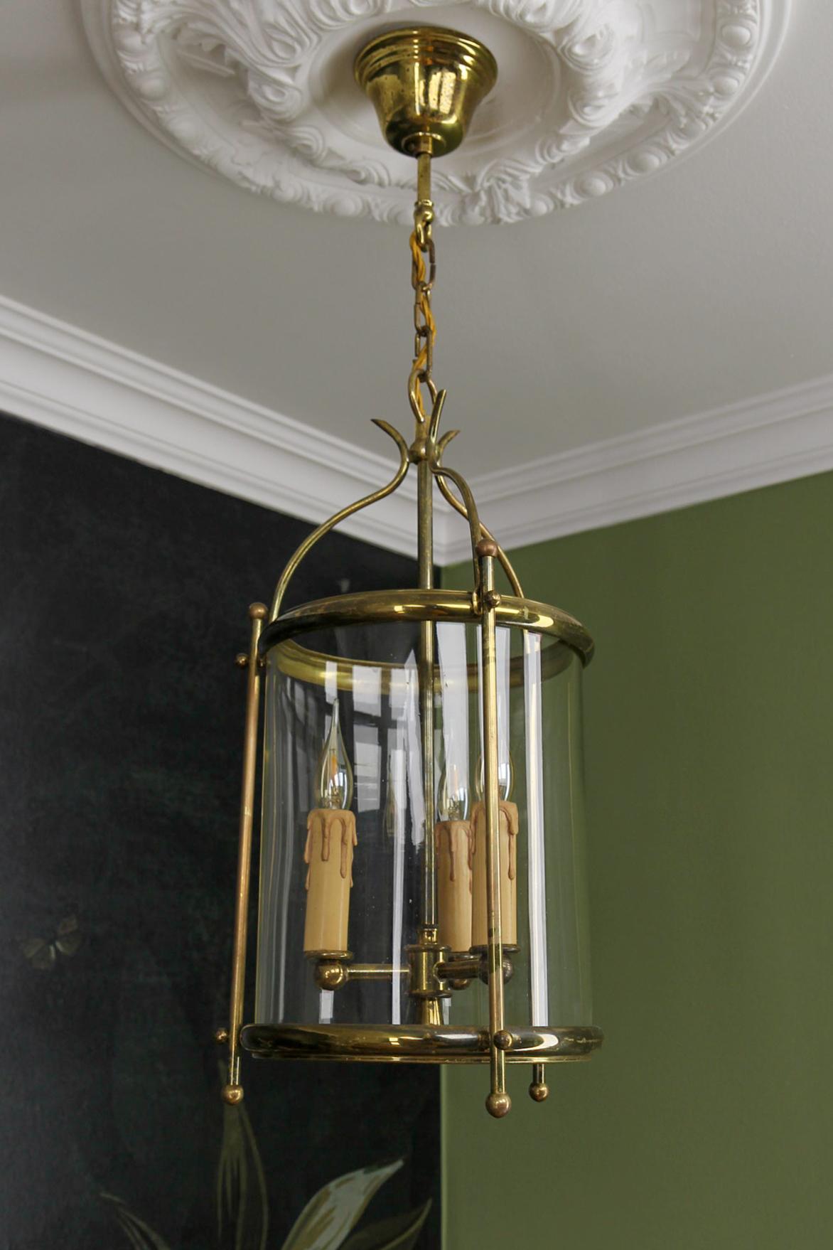 Lanterna a sospensione rotonda in ottone e vetro trasparente in stile neoclassico francese, 1950 ca. in vendita 1