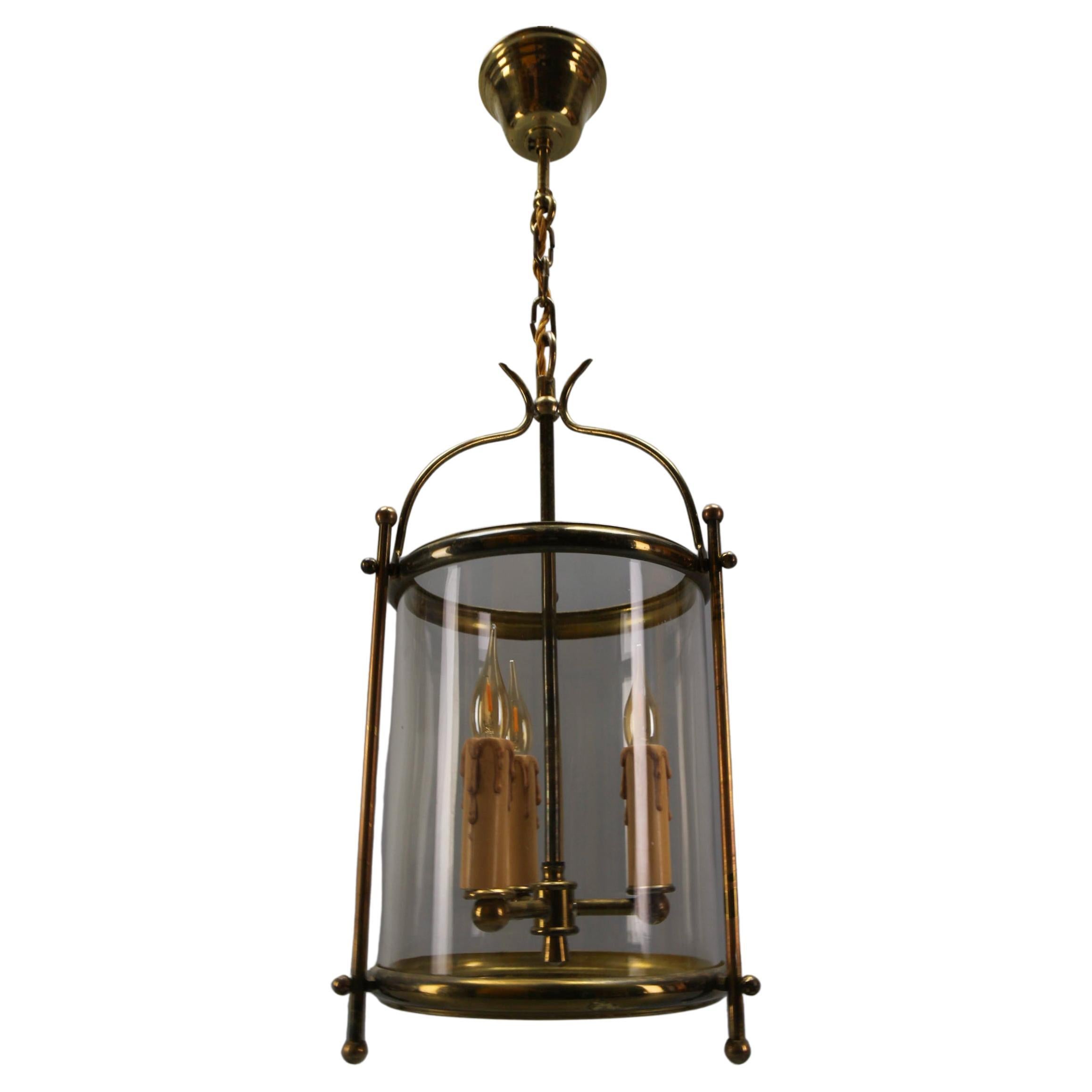 Lanterne ronde suspendue de style néoclassique français en laiton et verre transparent, vers les années 1950