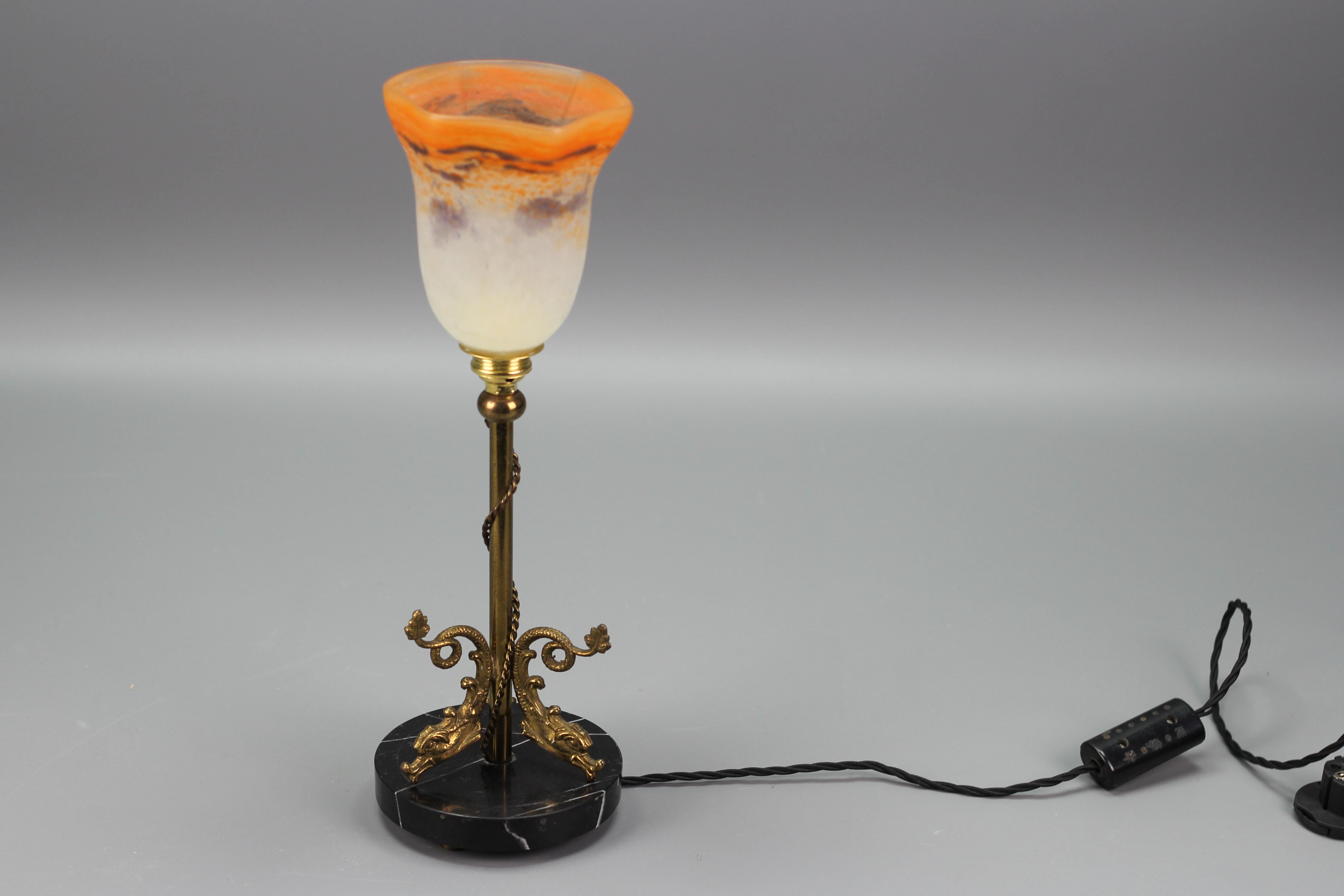 Lampe de table de style néoclassique français en laiton et marbre avec dauphins, années 1950 en vente 10