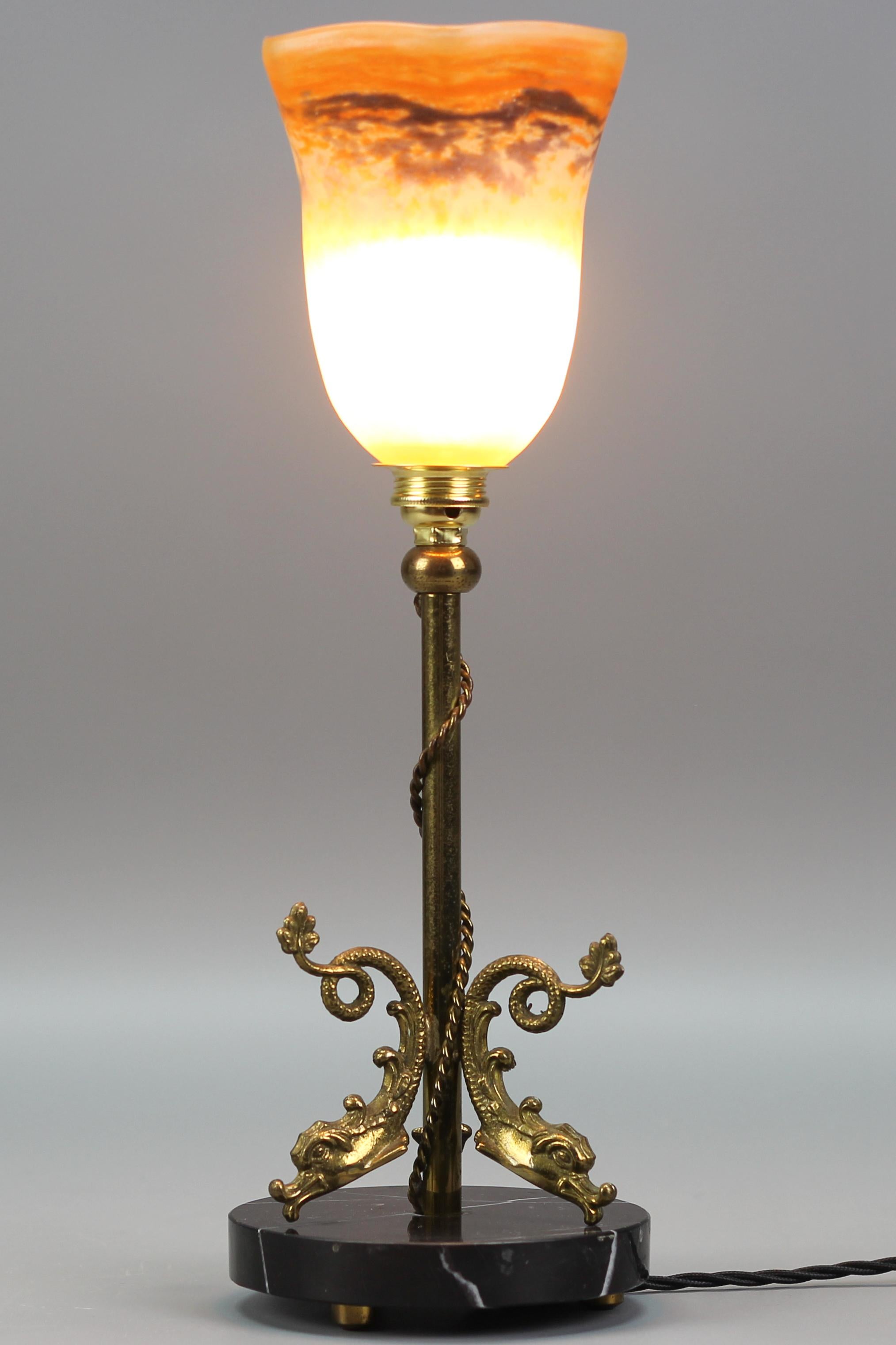 Französische Tischlampe im neoklassischen Stil aus Messing und Marmor mit Delphinen, 1950er Jahre (Neoklassisch) im Angebot