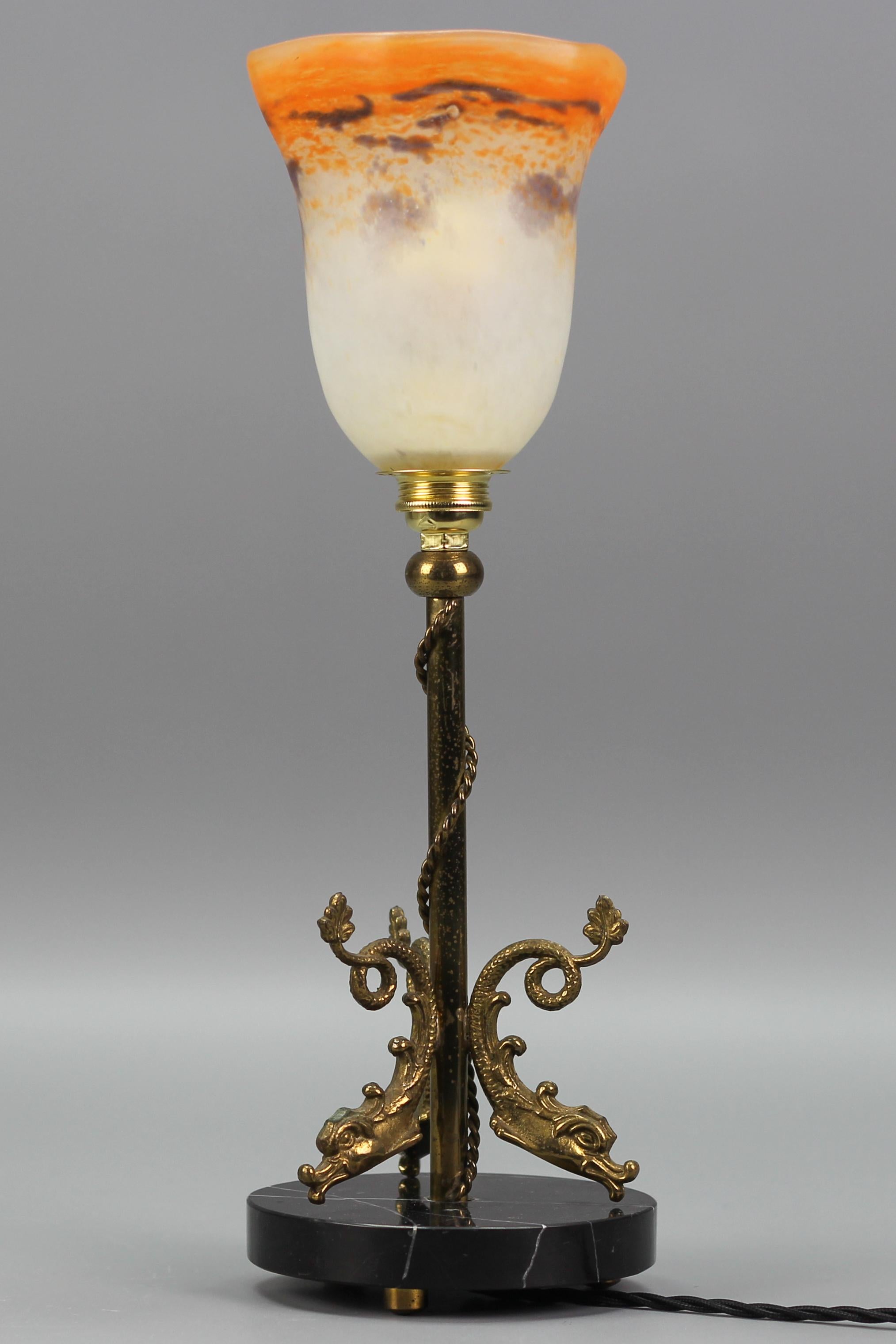 Mid-20th Century French Neoclassical Style Brass and Marble Table Lamp with Dolphins, 1950s For Sale