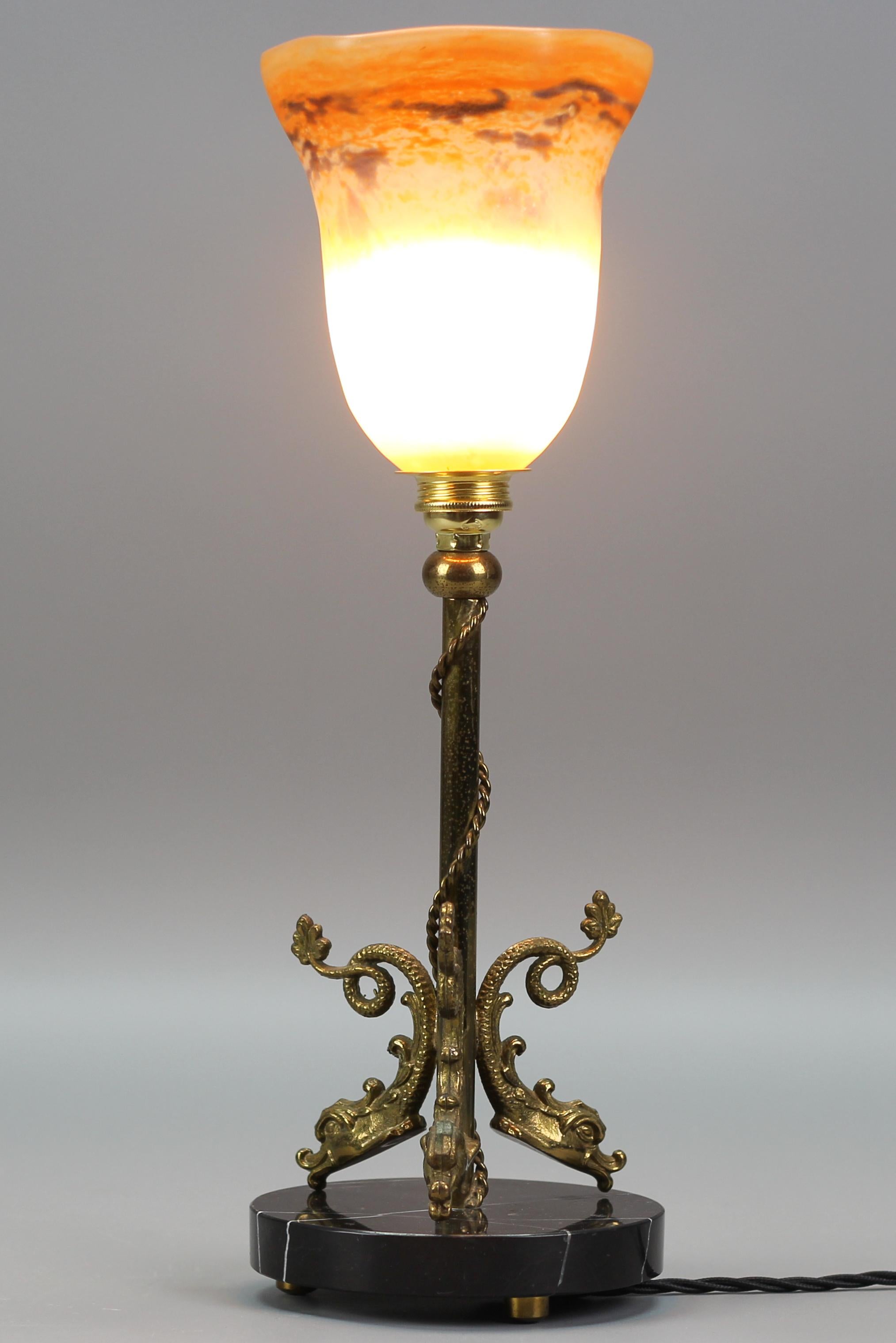 Französische Tischlampe im neoklassischen Stil aus Messing und Marmor mit Delphinen, 1950er Jahre (Mitte des 20. Jahrhunderts) im Angebot
