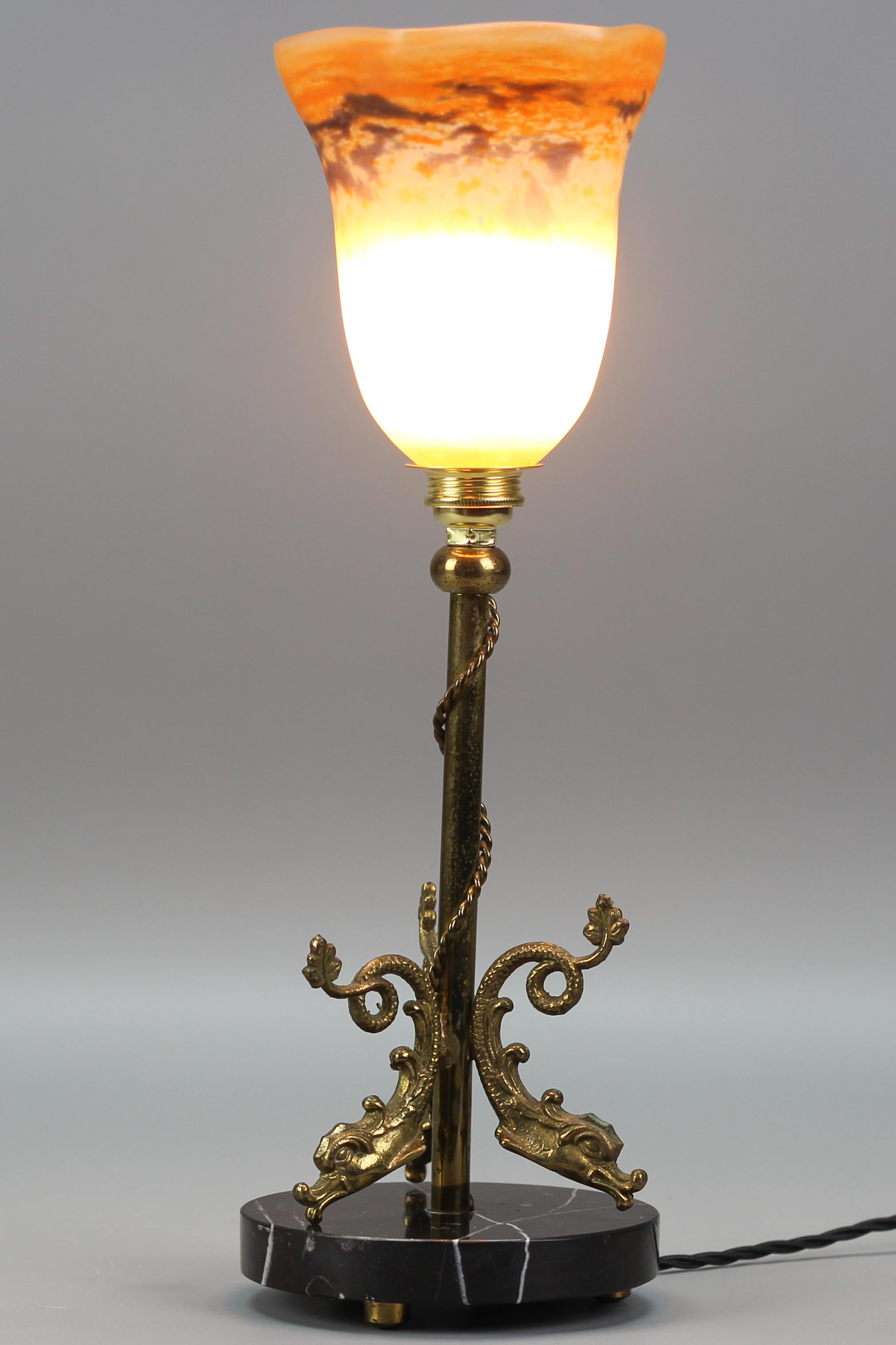 Französische Tischlampe im neoklassischen Stil aus Messing und Marmor mit Delphinen, 1950er Jahre im Angebot 1