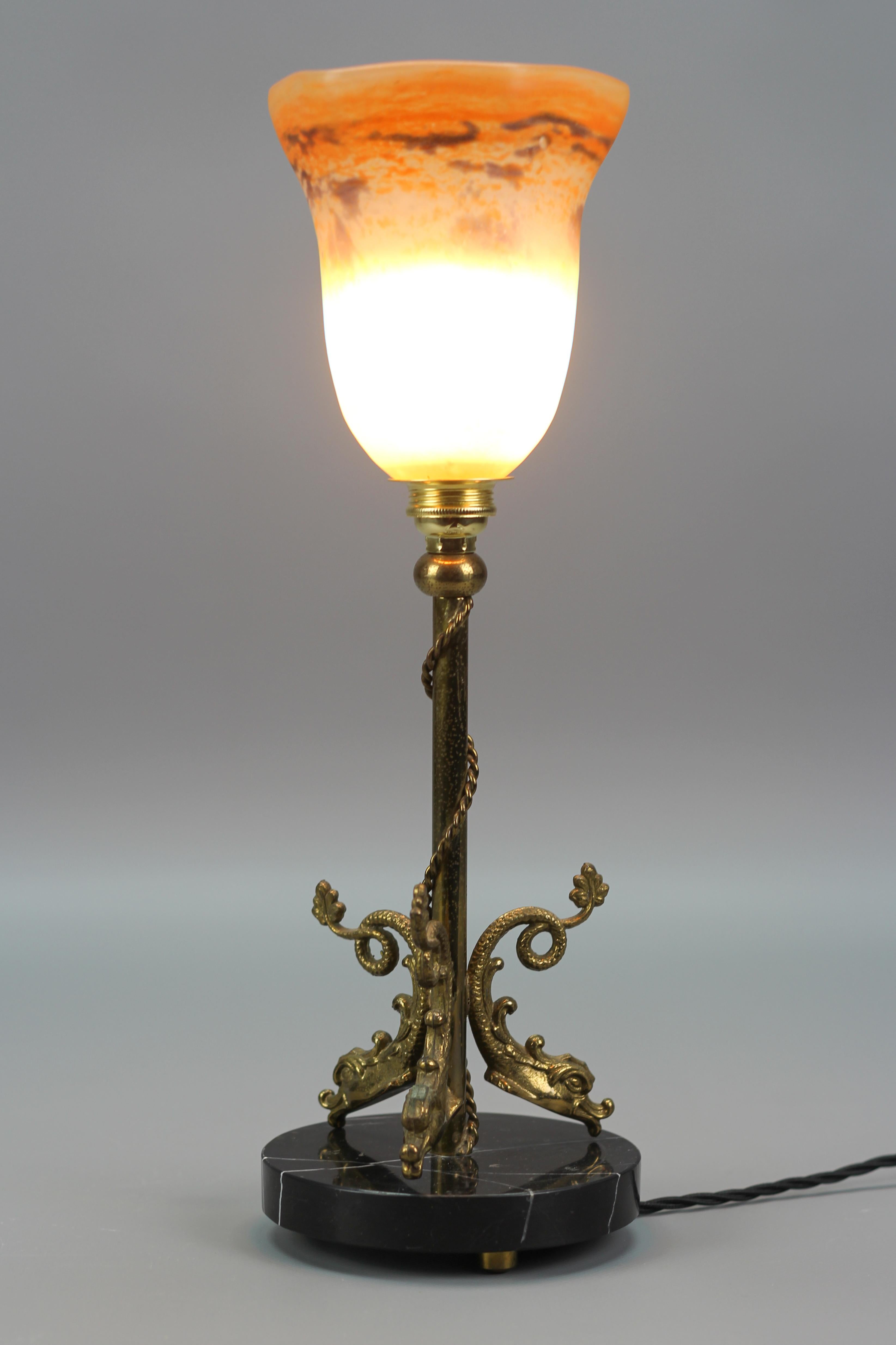 Laiton Lampe de table de style néoclassique français en laiton et marbre avec dauphins, années 1950 en vente