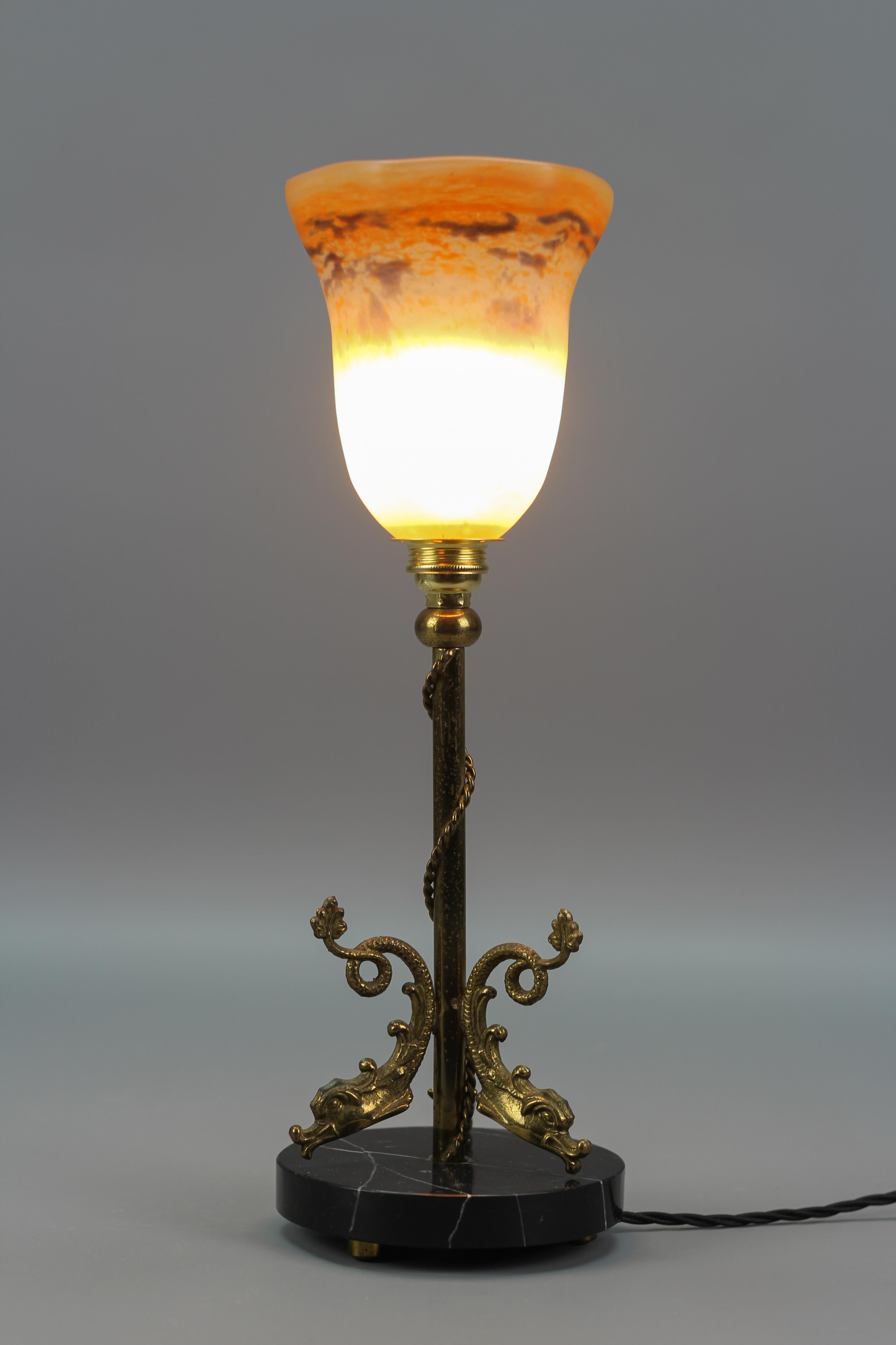 Lampe de table de style néoclassique français en laiton et marbre avec dauphins, années 1950 en vente 1