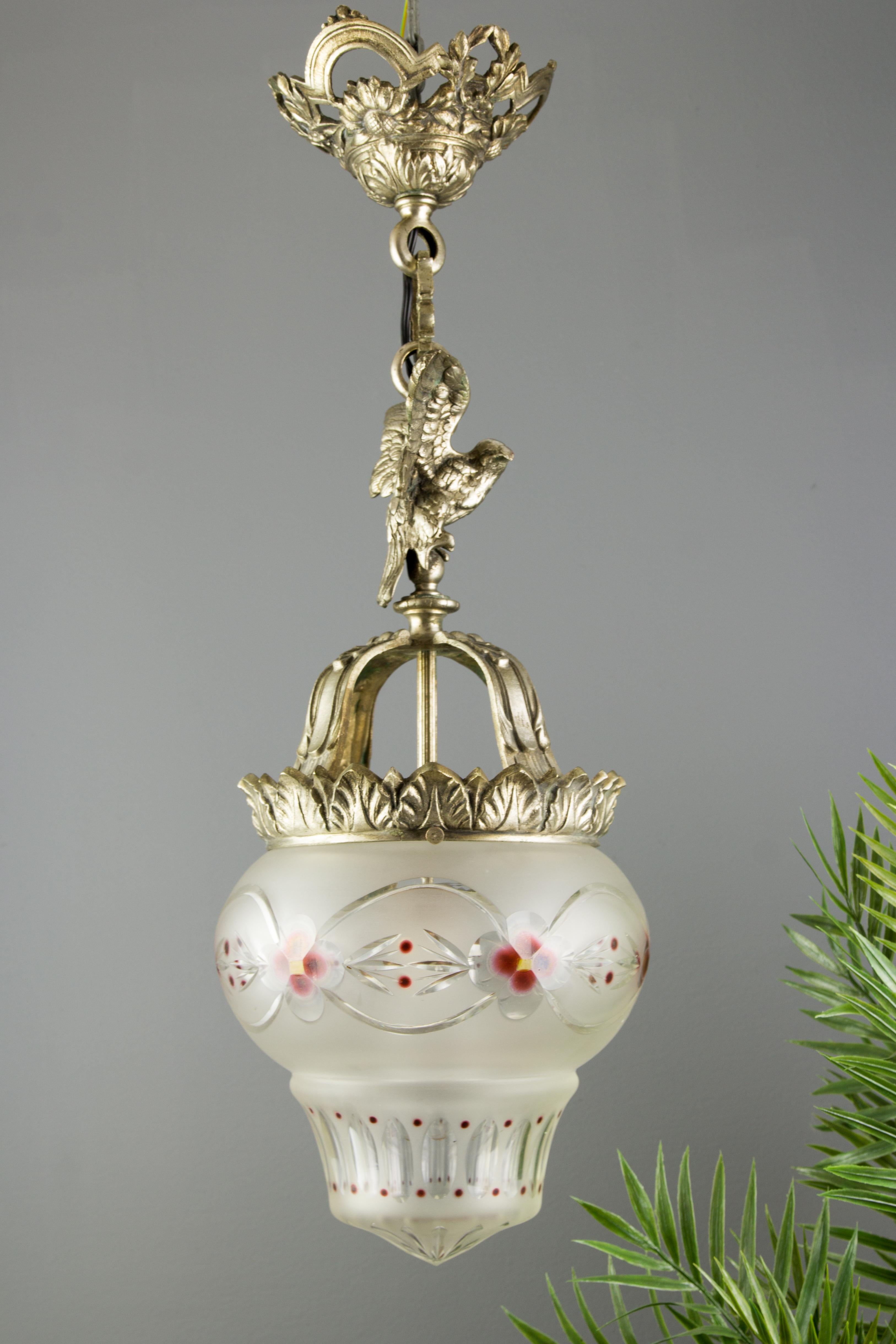 Französische Pendelleuchte im neoklassischen Stil aus Bronze und mattiertem Glas mit einem Adler im Angebot 3
