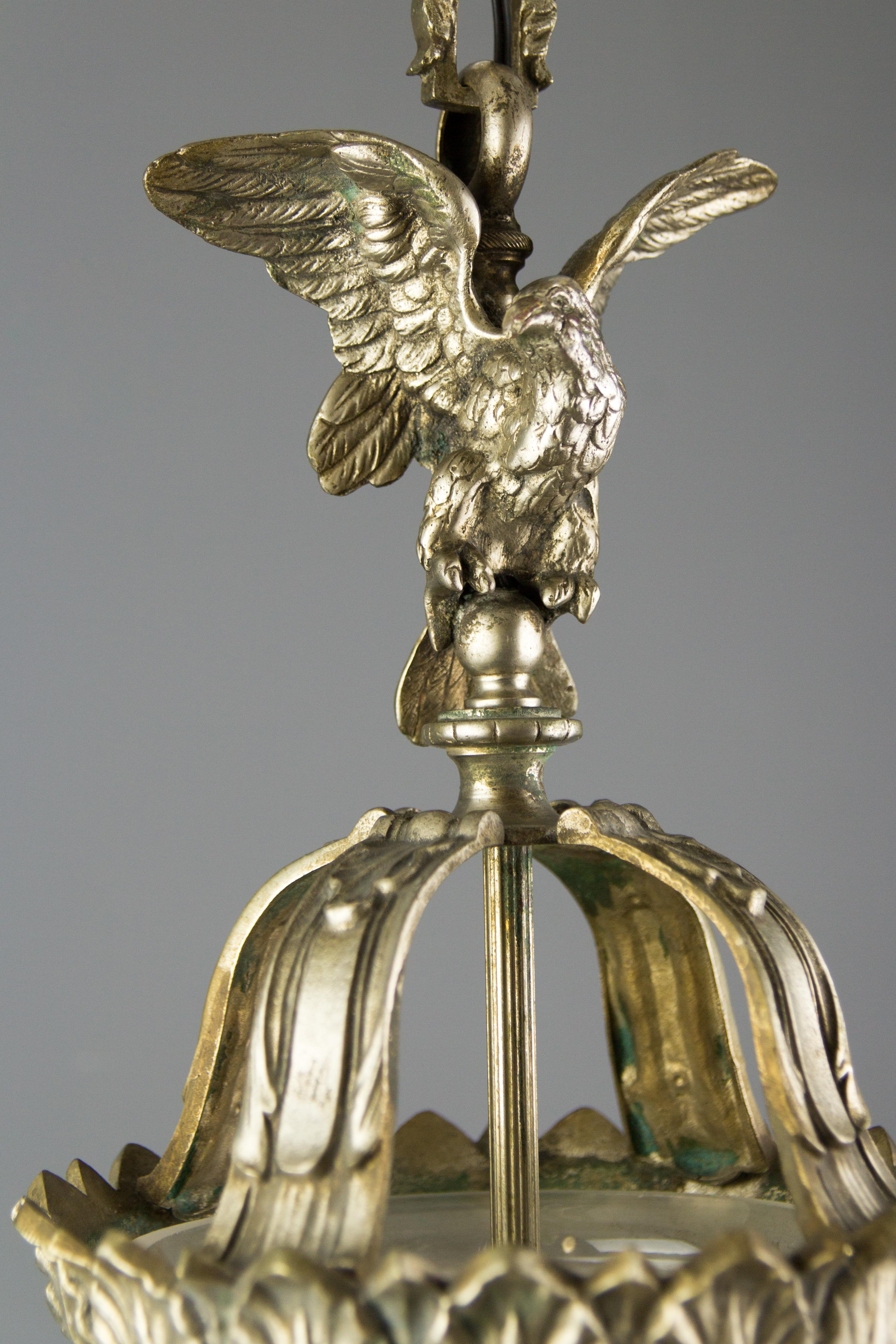 Französische Pendelleuchte im neoklassischen Stil aus Bronze und mattiertem Glas mit einem Adler im Angebot 5