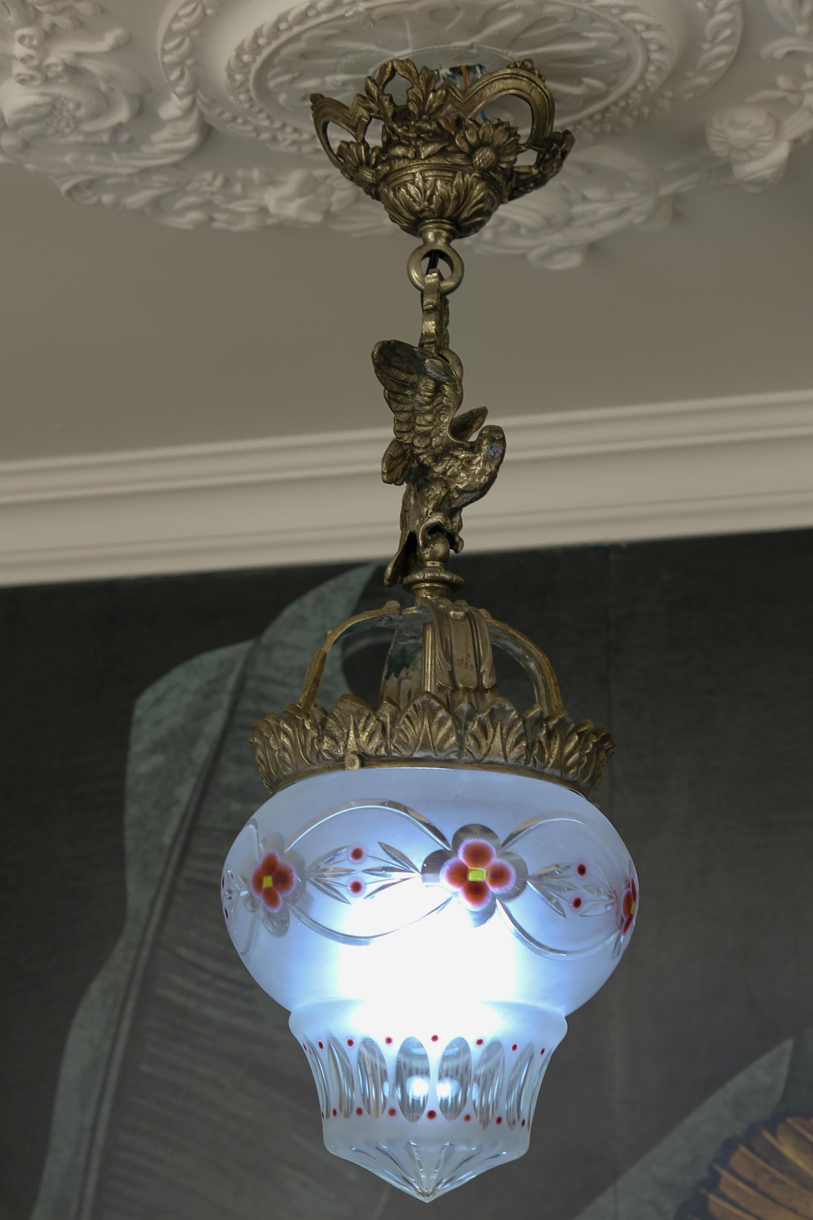 Französische Pendelleuchte im neoklassischen Stil aus Bronze und mattiertem Glas mit einem Adler im Angebot 7