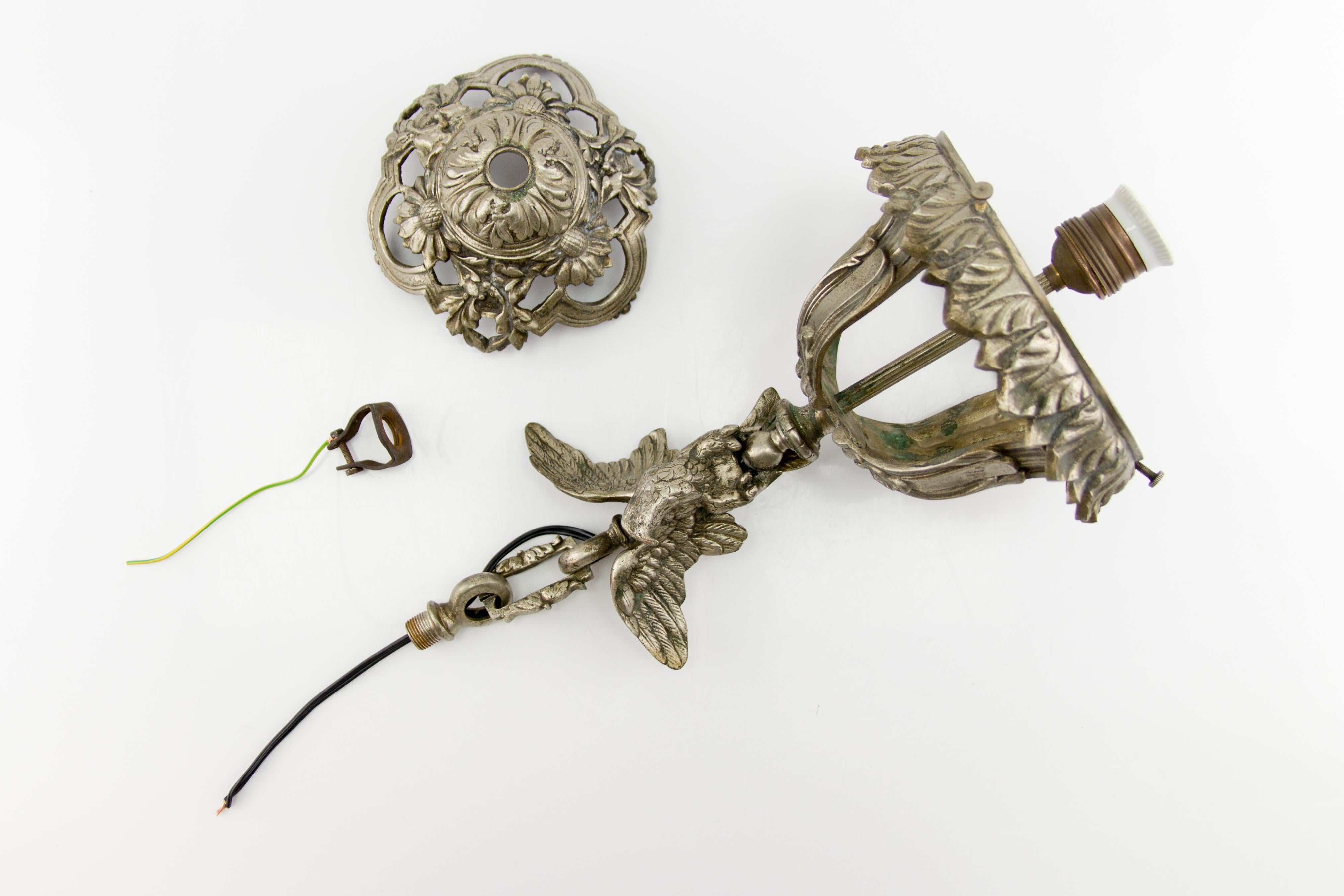 Französische Pendelleuchte im neoklassischen Stil aus Bronze und mattiertem Glas mit einem Adler im Angebot 14