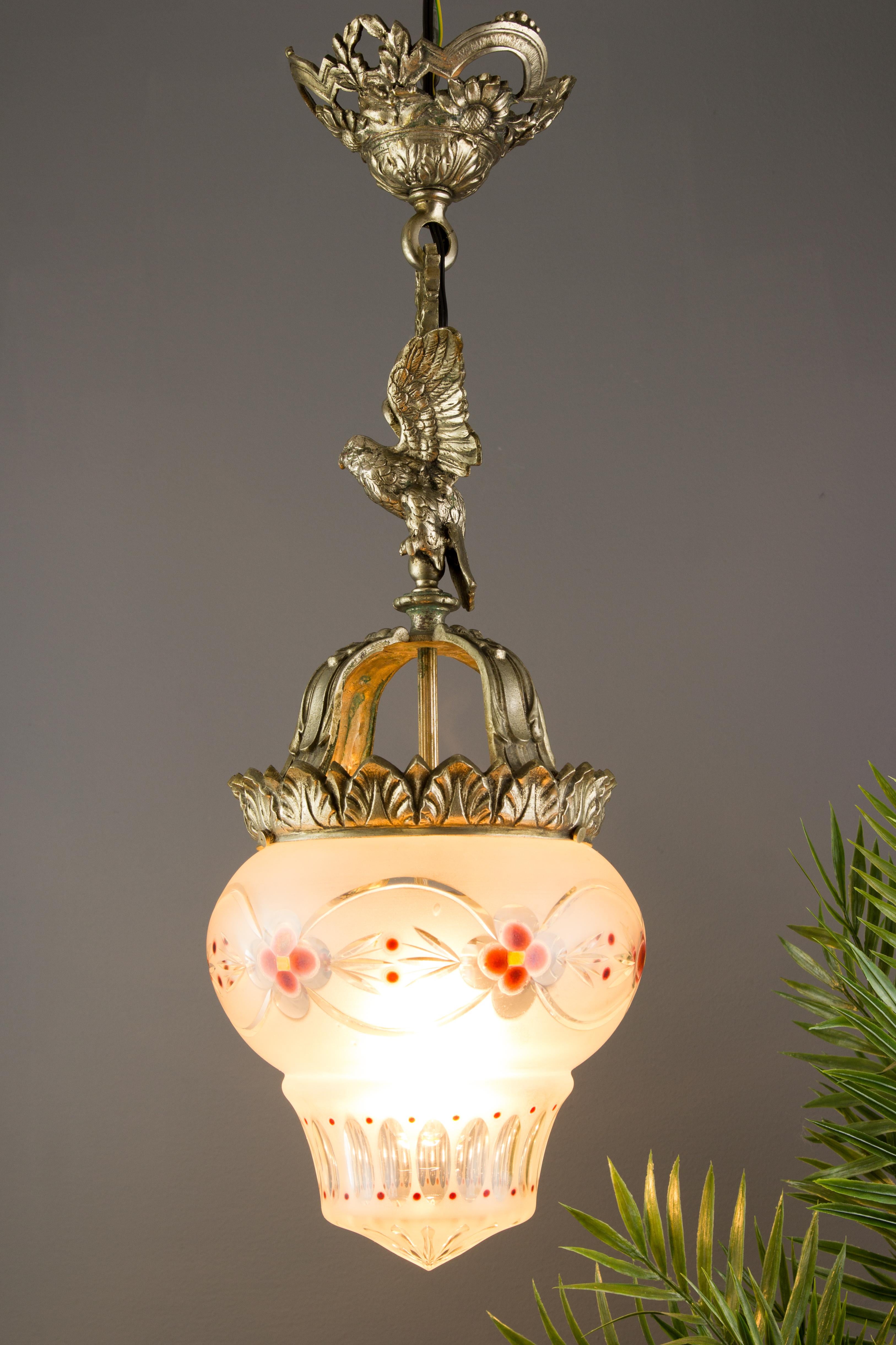 Französische Pendelleuchte im neoklassischen Stil aus Bronze und mattiertem Glas mit einem Adler im Angebot 1