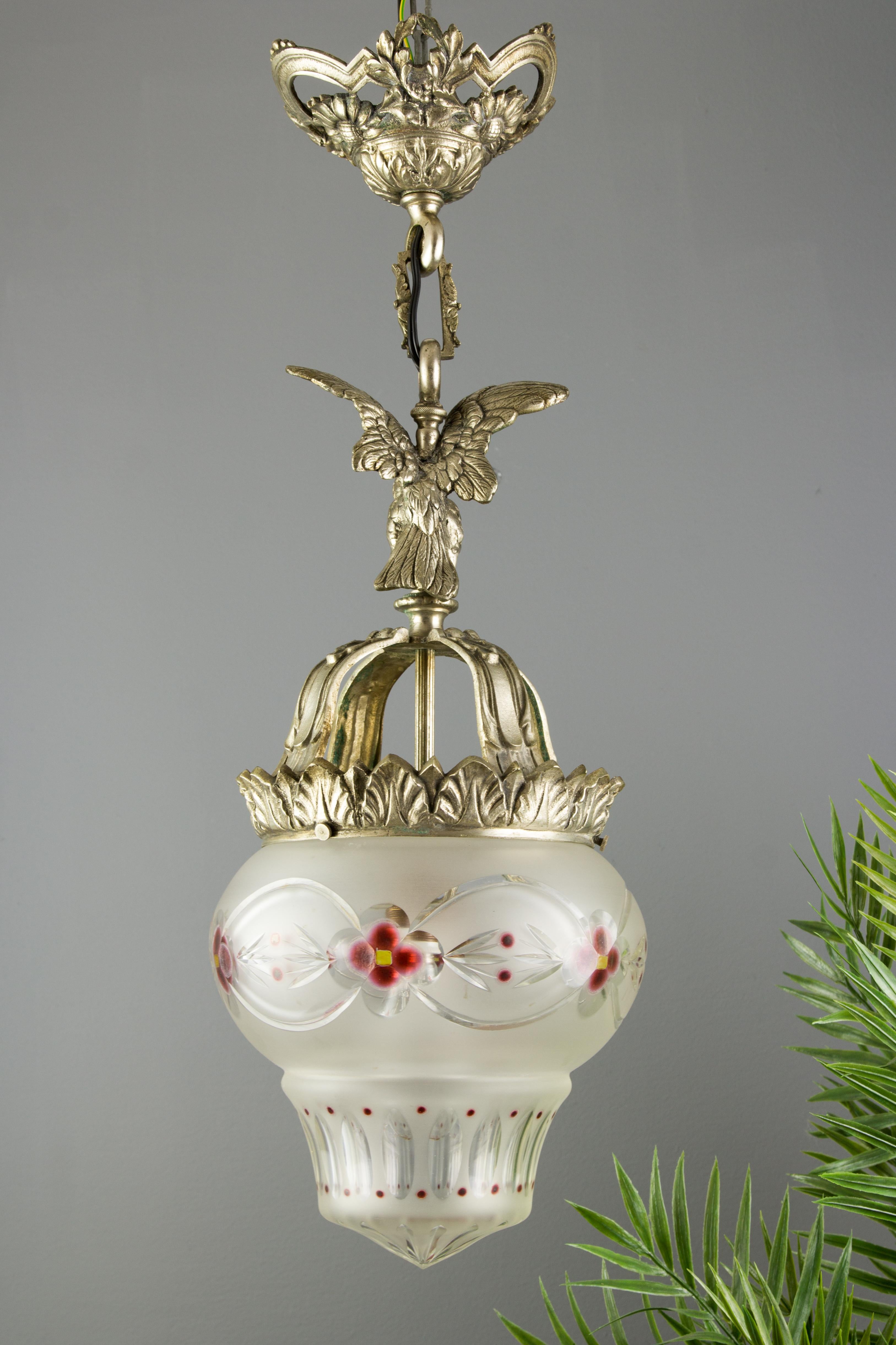 Französische Pendelleuchte im neoklassischen Stil aus Bronze und mattiertem Glas mit einem Adler im Angebot 2