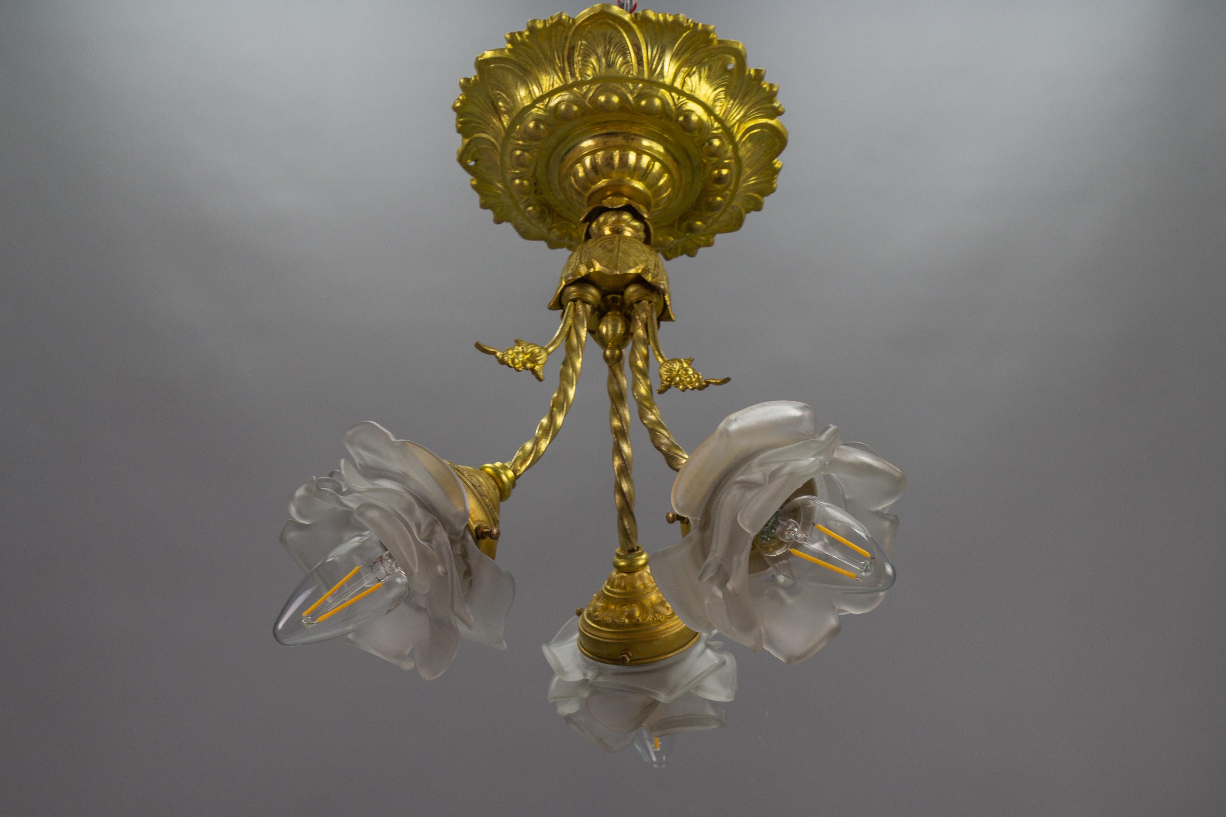 Early 20th Century French Neoclassical Style Bronze and Glass Ceiling Light Fixture, 1920s For Sale