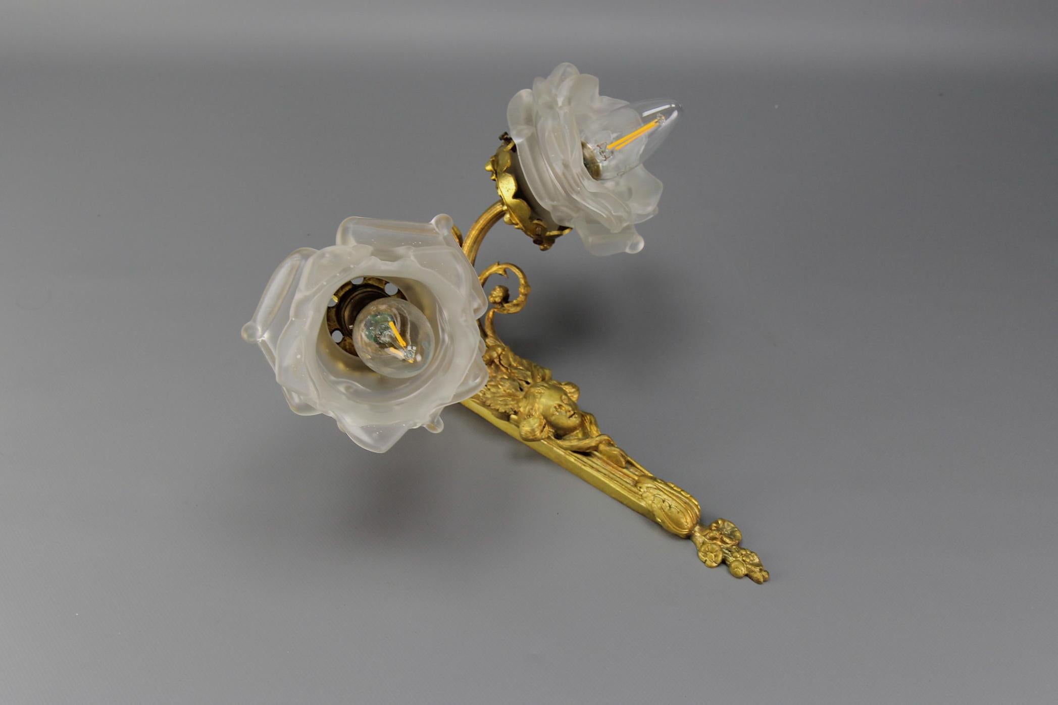 Scontrino a due bracci in stile neoclassico francese, bronzo e vetro smerigliato bianco, 1910 ca. in vendita 2