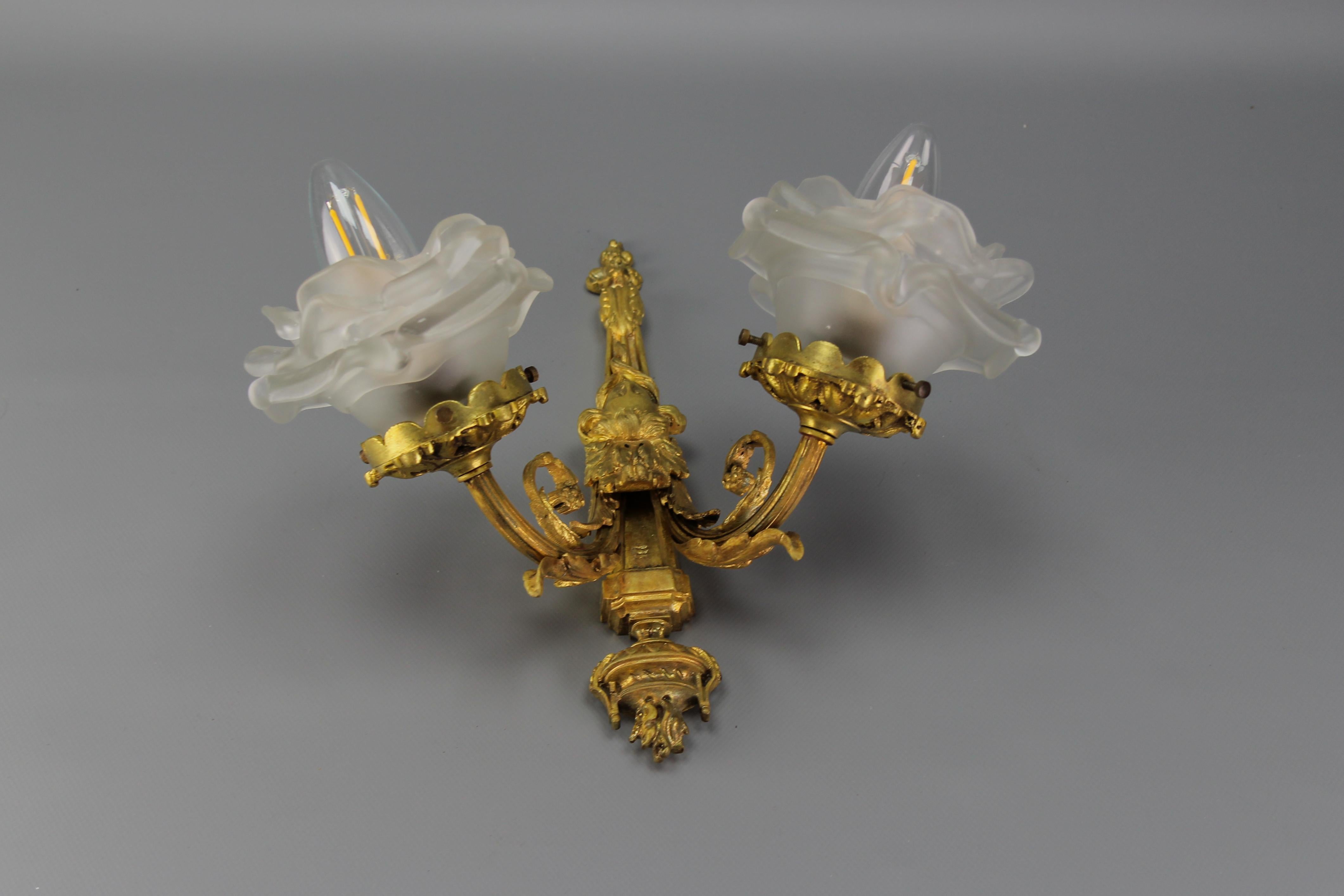 Scontrino a due bracci in stile neoclassico francese, bronzo e vetro smerigliato bianco, 1910 ca. in vendita 3
