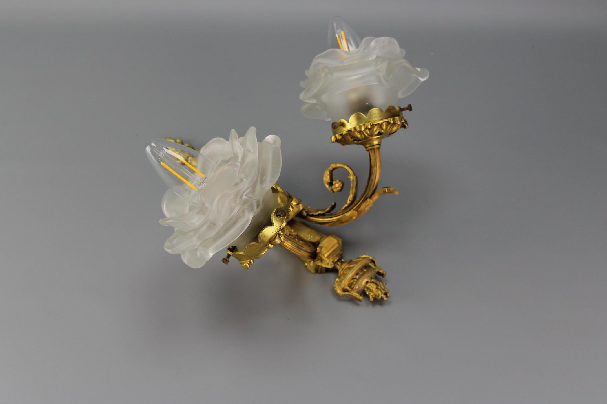 Scontrino a due bracci in stile neoclassico francese, bronzo e vetro smerigliato bianco, 1910 ca. in vendita 4