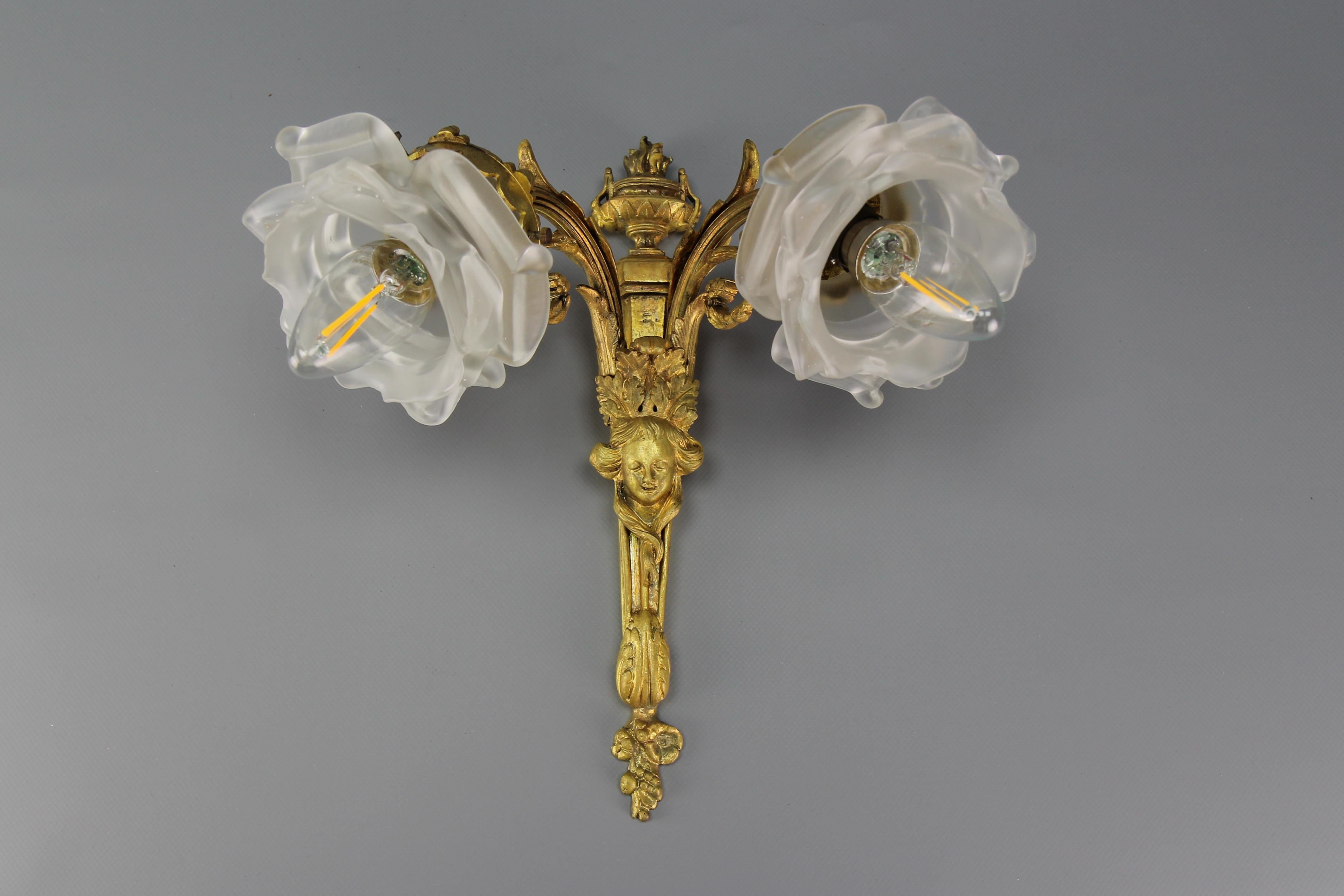 Scontrino a due bracci in stile neoclassico francese, bronzo e vetro smerigliato bianco, 1910 ca. in vendita 5