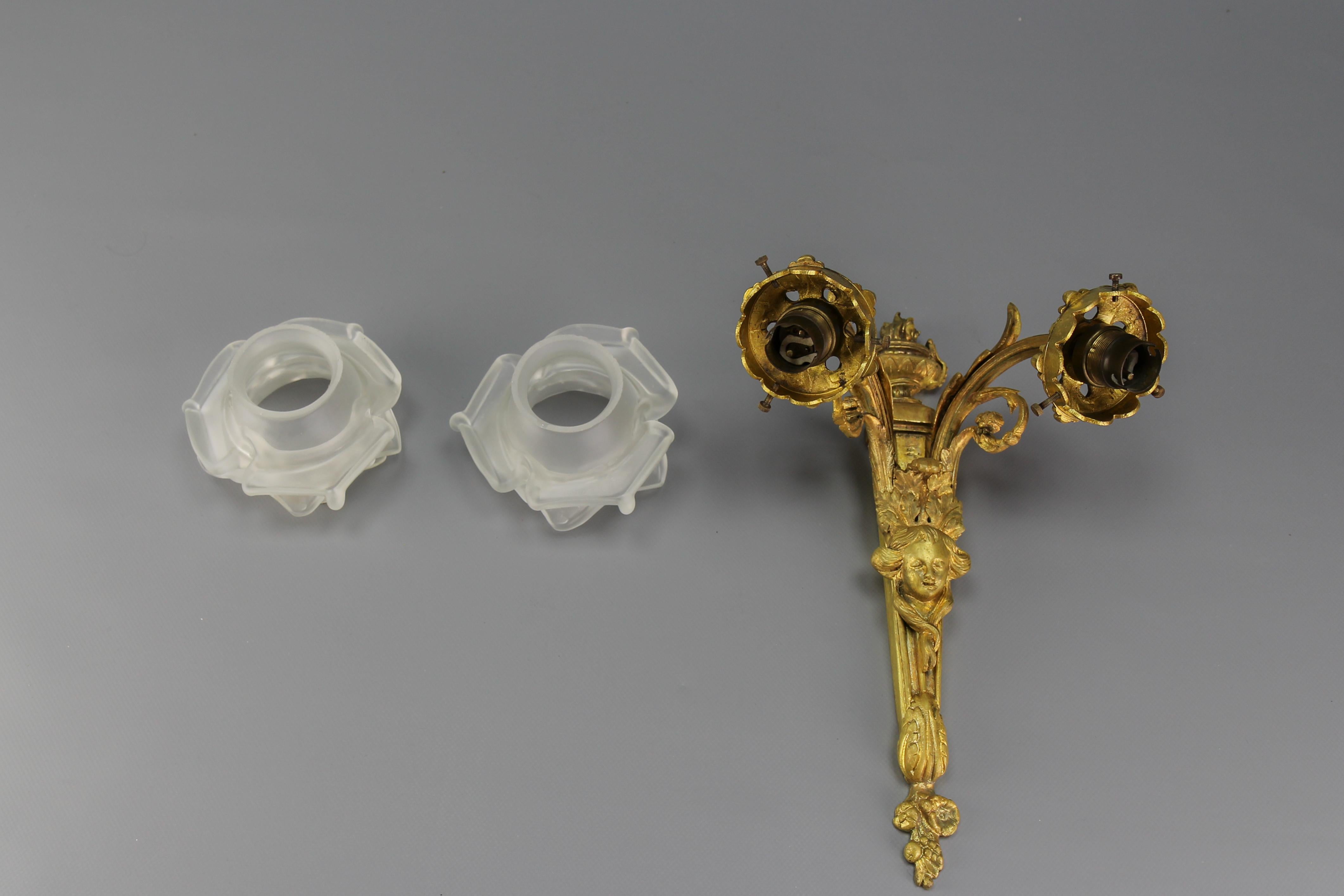 Scontrino a due bracci in stile neoclassico francese, bronzo e vetro smerigliato bianco, 1910 ca. in vendita 6