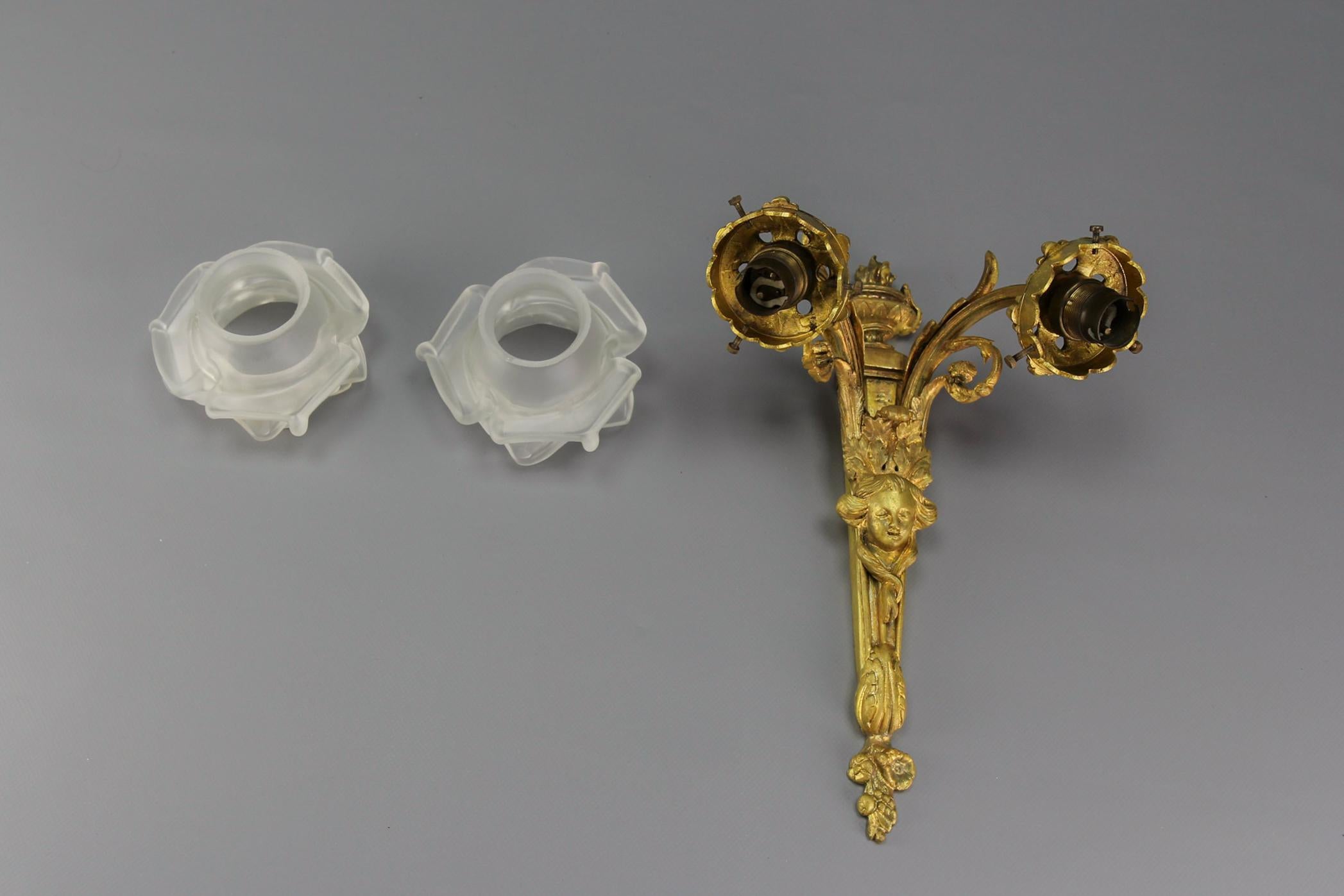 Scontrino a due bracci in stile neoclassico francese, bronzo e vetro smerigliato bianco, 1910 ca. in vendita 7