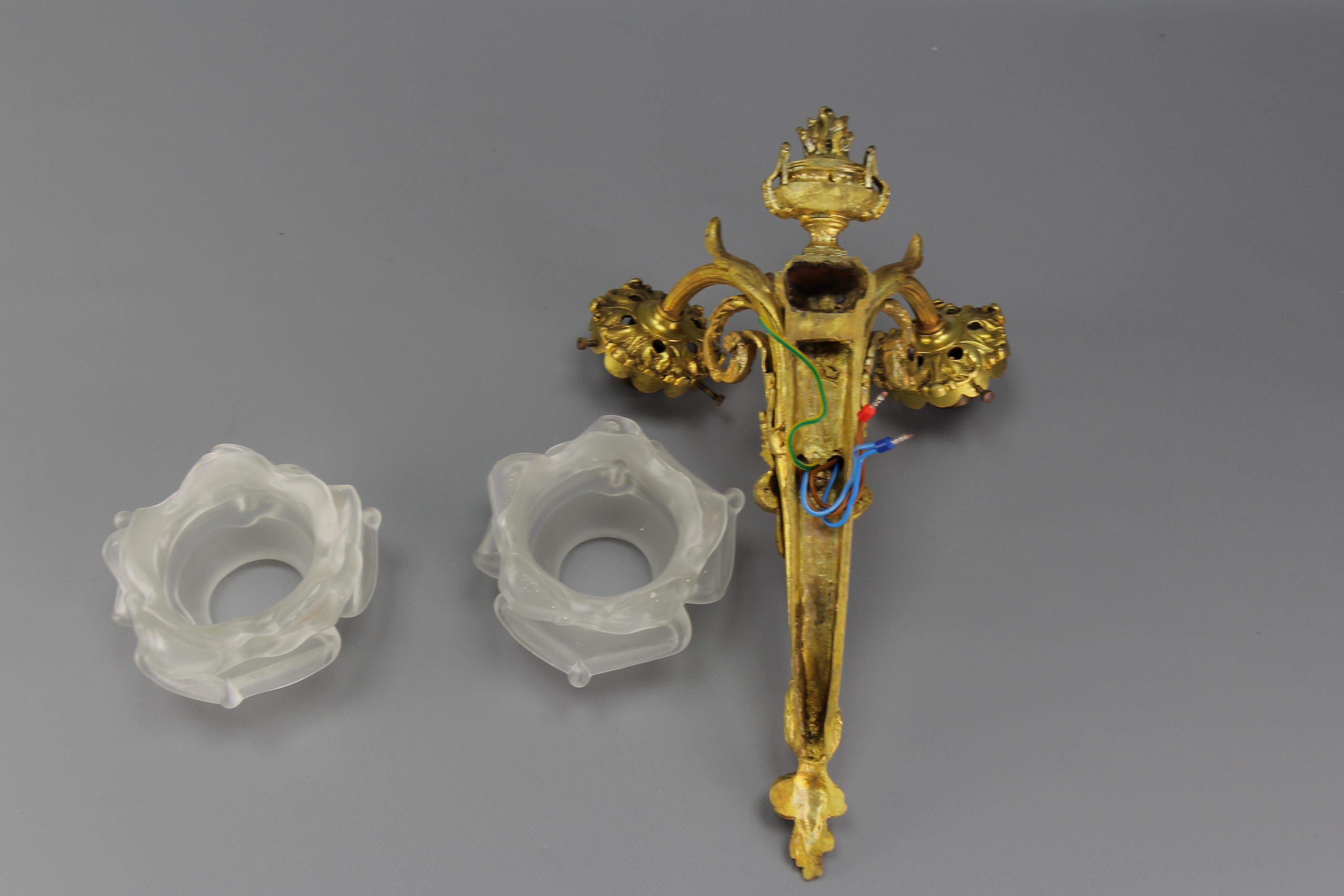 Scontrino a due bracci in stile neoclassico francese, bronzo e vetro smerigliato bianco, 1910 ca. in vendita 8