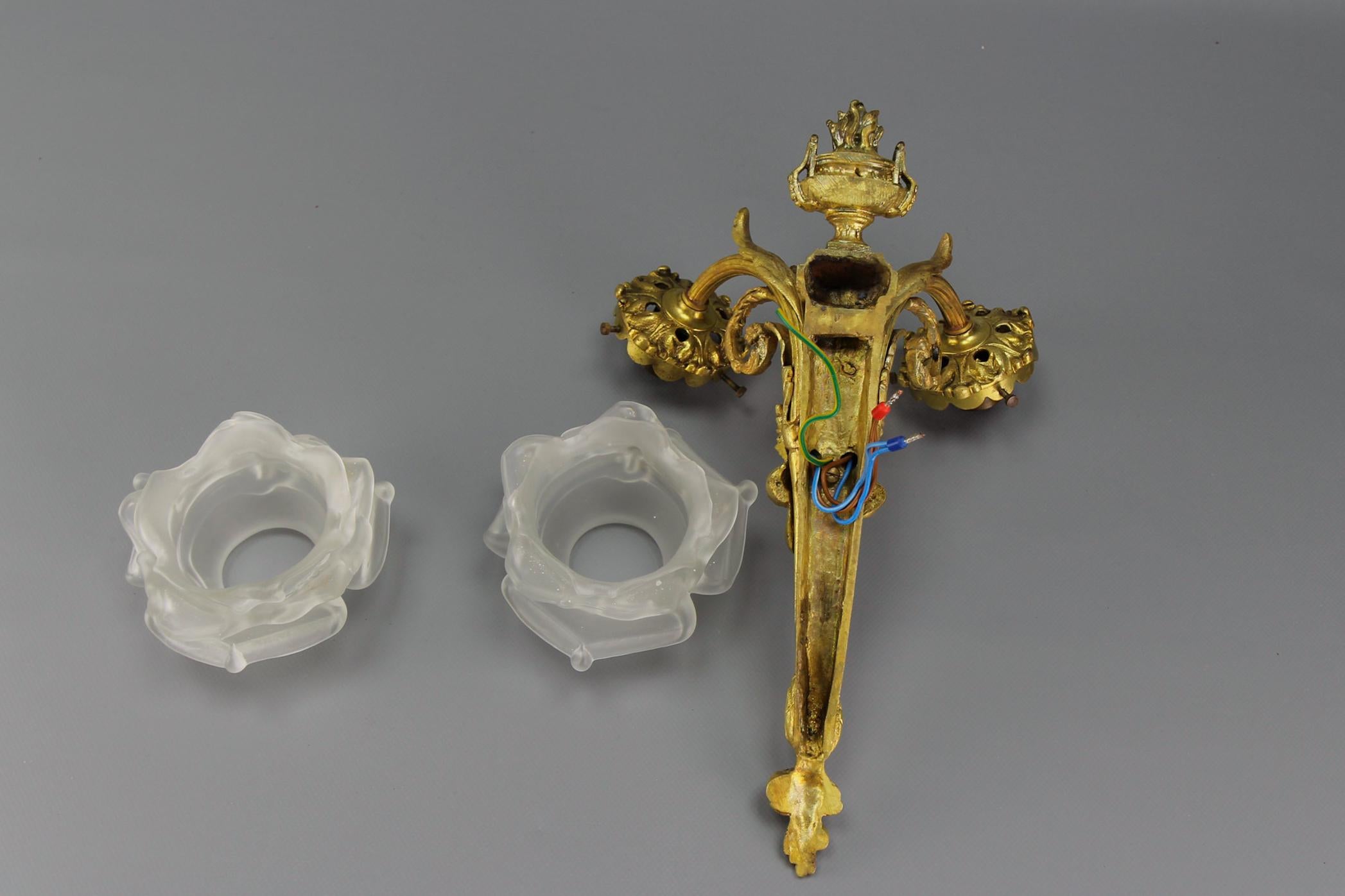 Scontrino a due bracci in stile neoclassico francese, bronzo e vetro smerigliato bianco, 1910 ca. in vendita 9