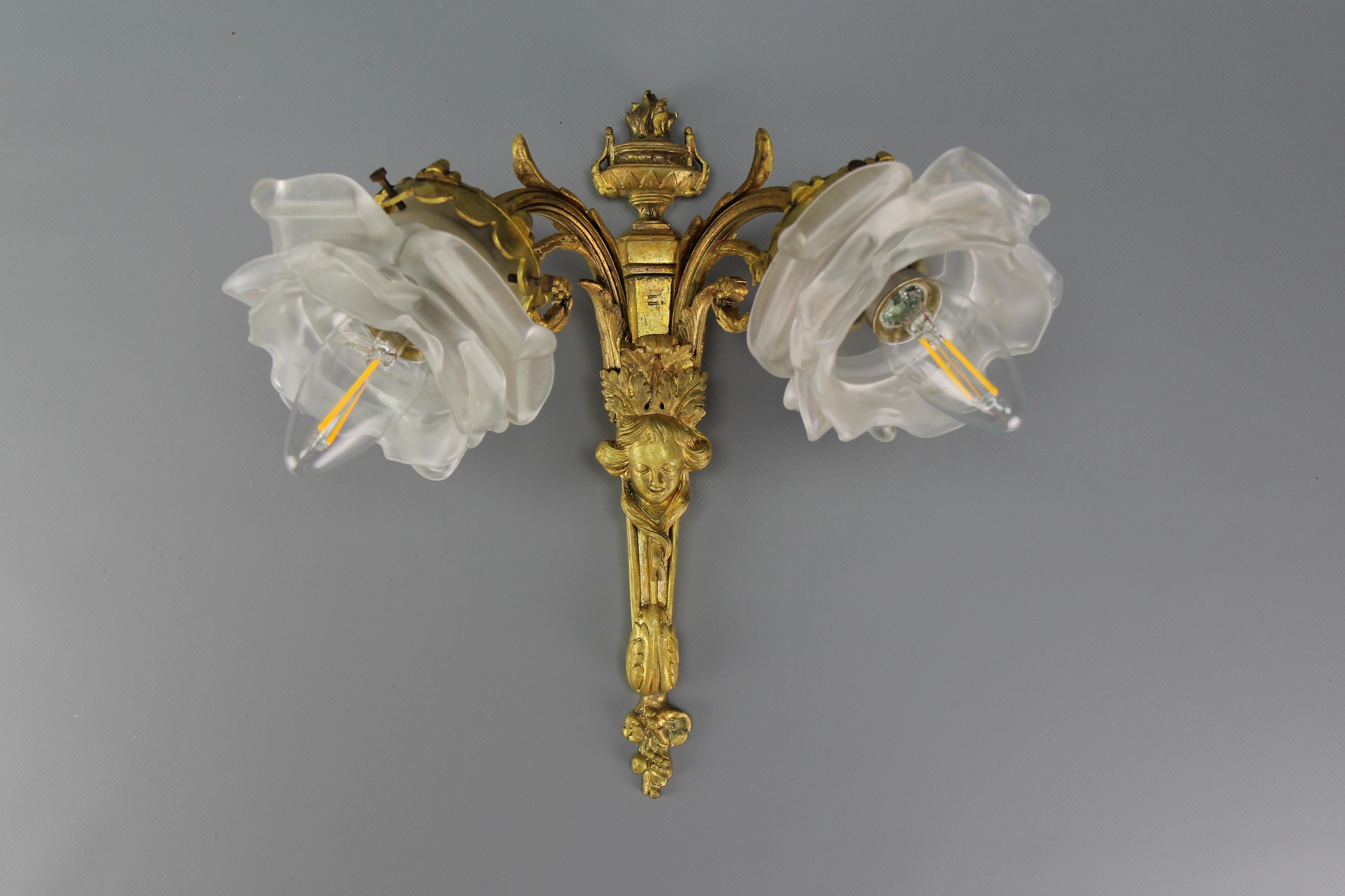 Neoclassico Scontrino a due bracci in stile neoclassico francese, bronzo e vetro smerigliato bianco, 1910 ca. in vendita