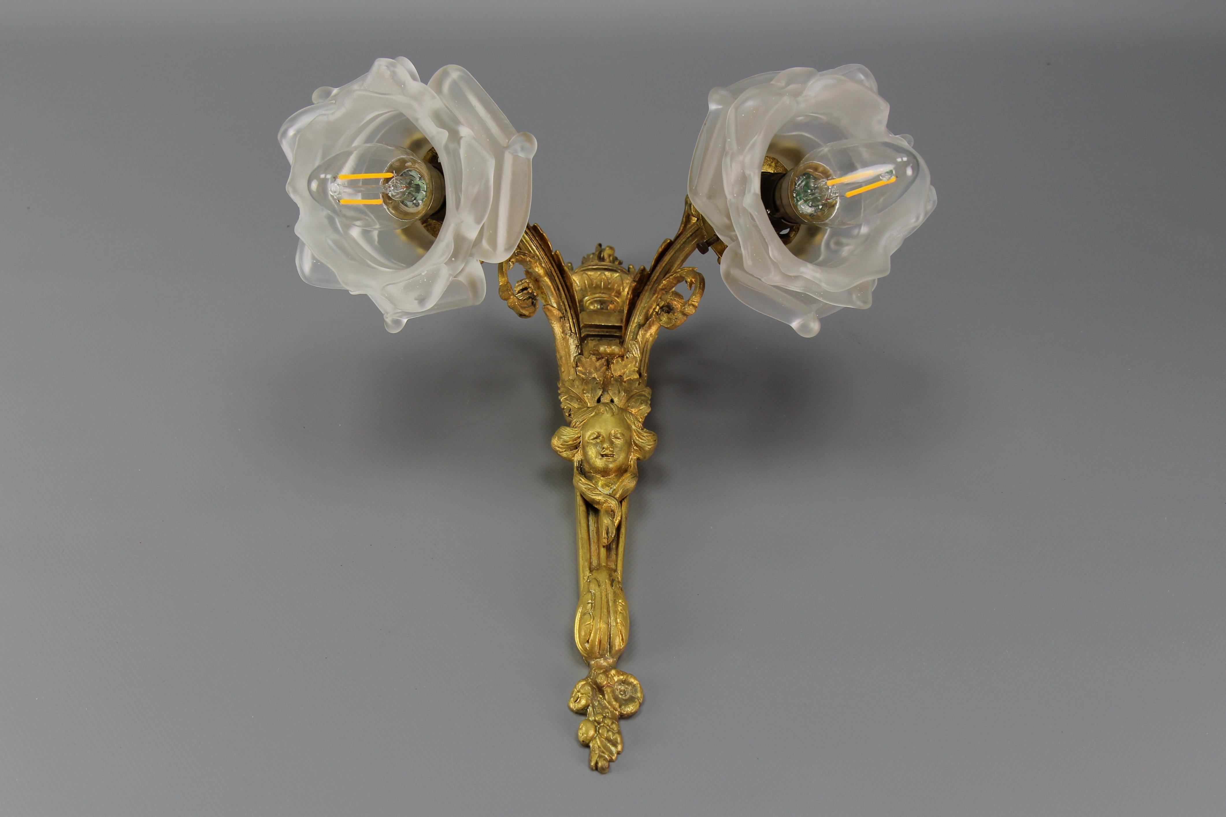Scontrino a due bracci in stile neoclassico francese, bronzo e vetro smerigliato bianco, 1910 ca. in vendita 1