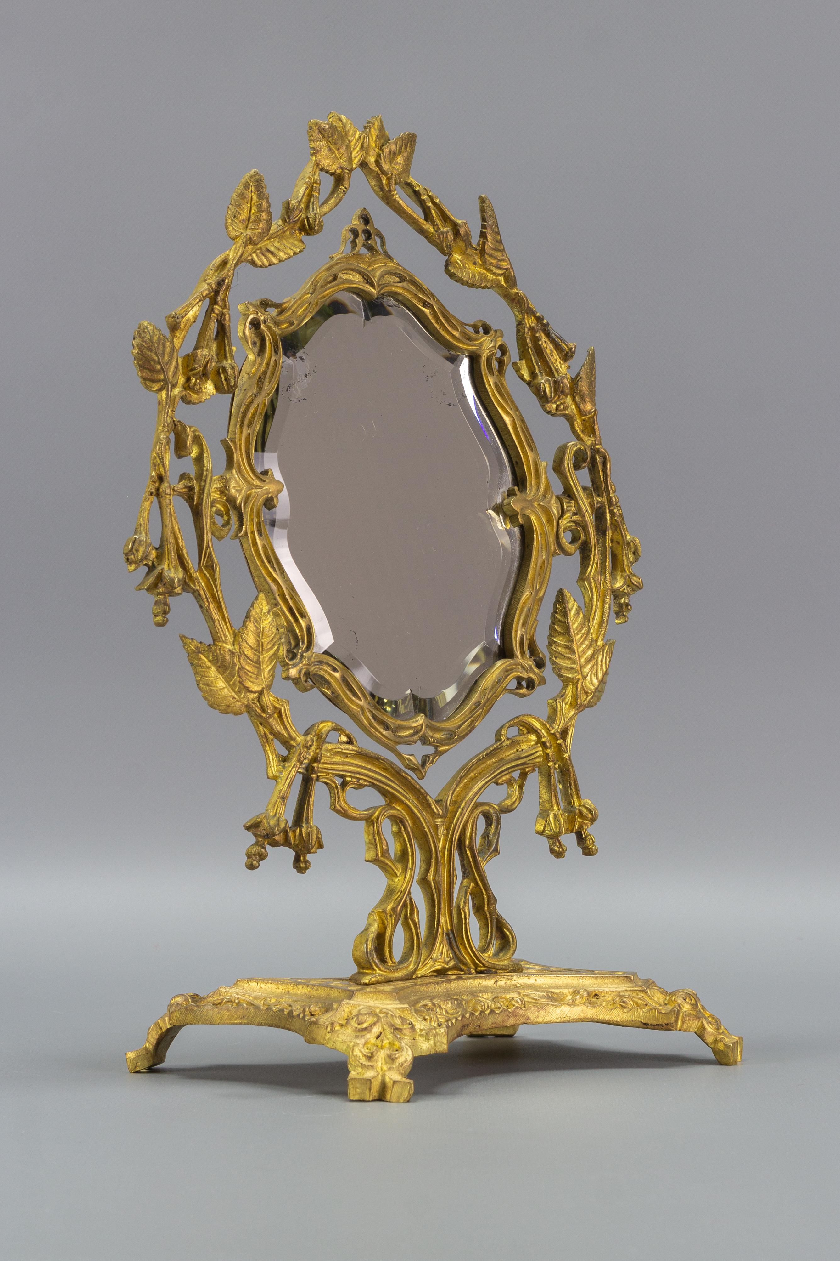 Gorgeous French dressing tabletop mirror, made of bronze and adorned with floral and leaf motifs. Beautifully shaped mirror. France, 1930s.
Dimensions: height: 36 cm / 14.17 in; width: 19 cm / 7.48 in; depth: 14 cm / 5.51 in.