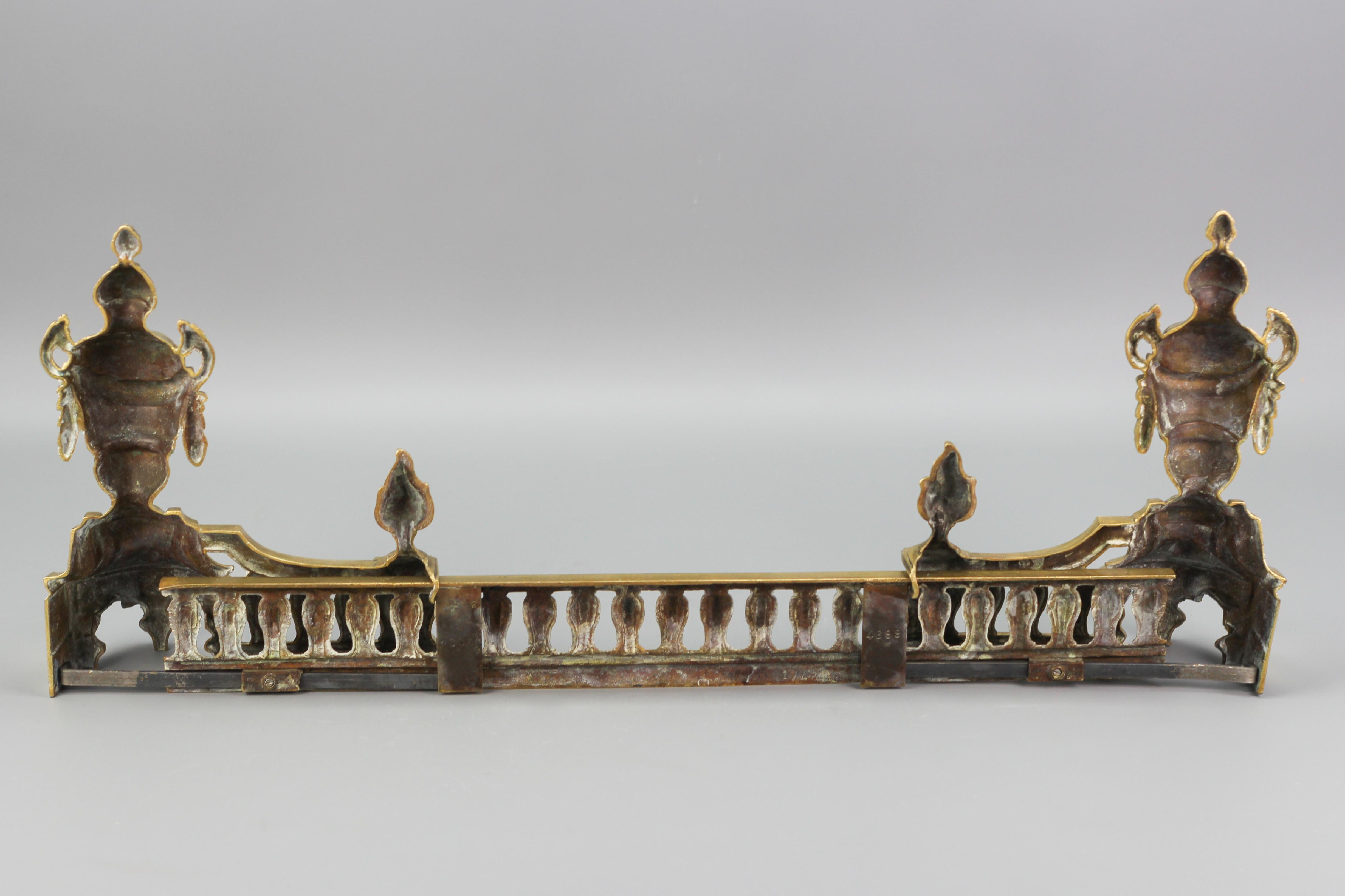 Set di parafanghi per caminetto in bronzo in stile neoclassico francese, fine XIX secolo in vendita 6