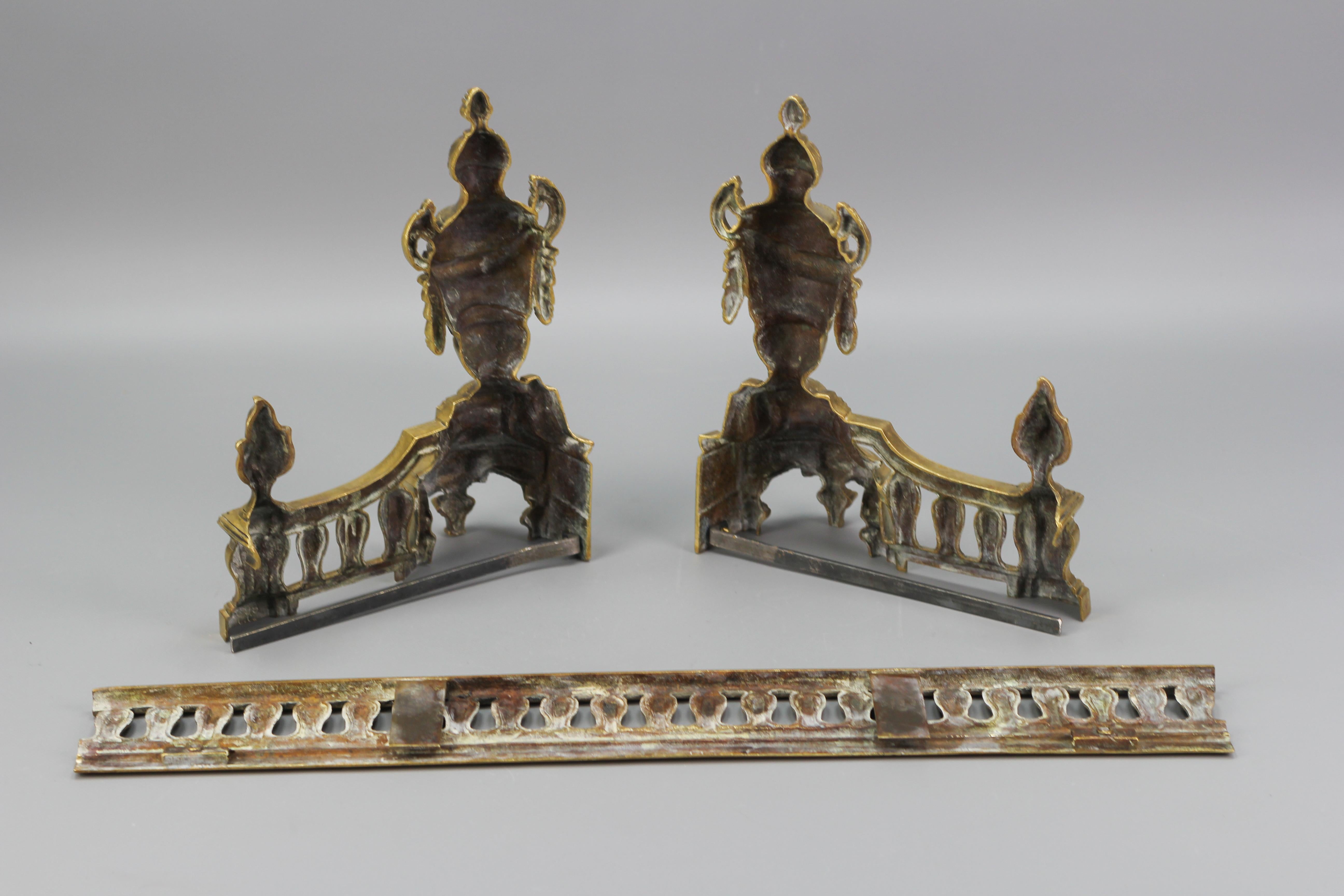 Set di parafanghi per caminetto in bronzo in stile neoclassico francese, fine XIX secolo in vendita 7