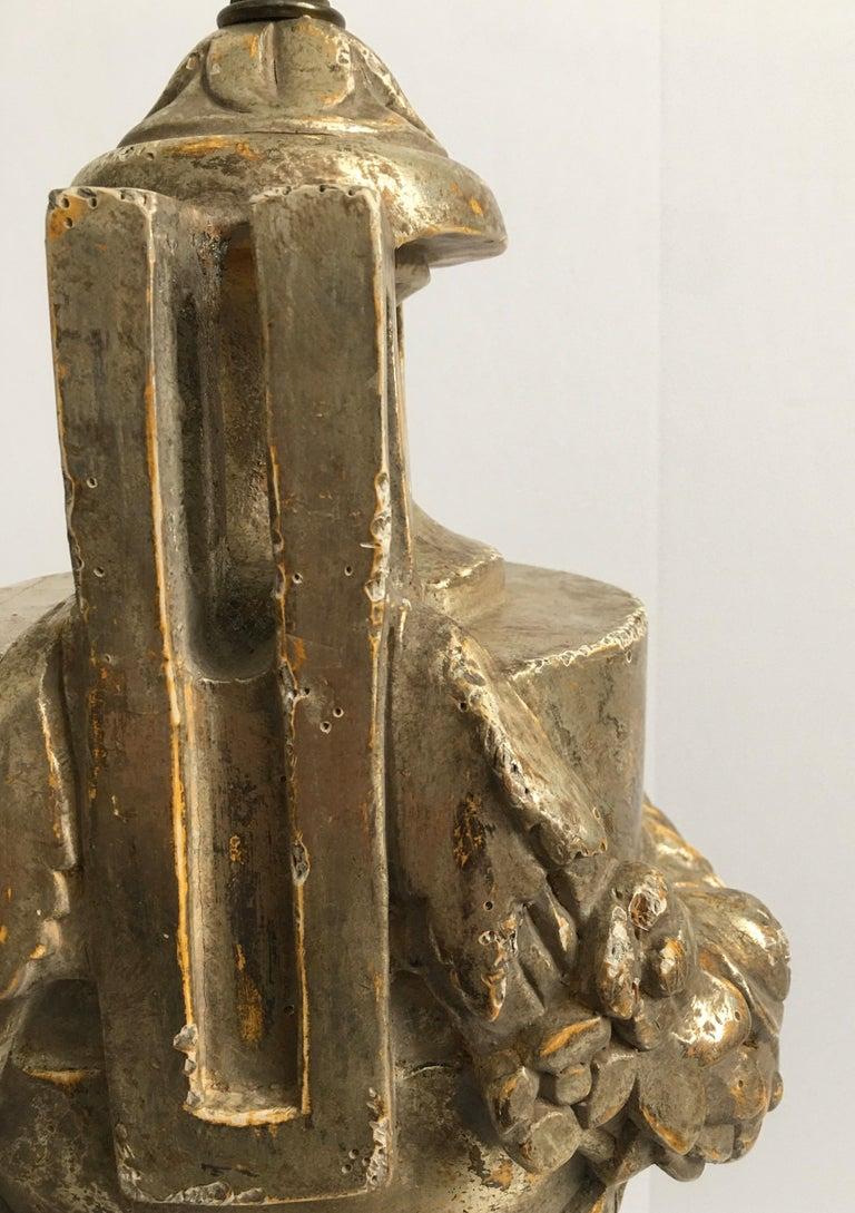 Französisch Neoklassischen Stil geschnitzt Silber Giltwood & Marmor drapiert Urne Lampen, Paar im Angebot 4