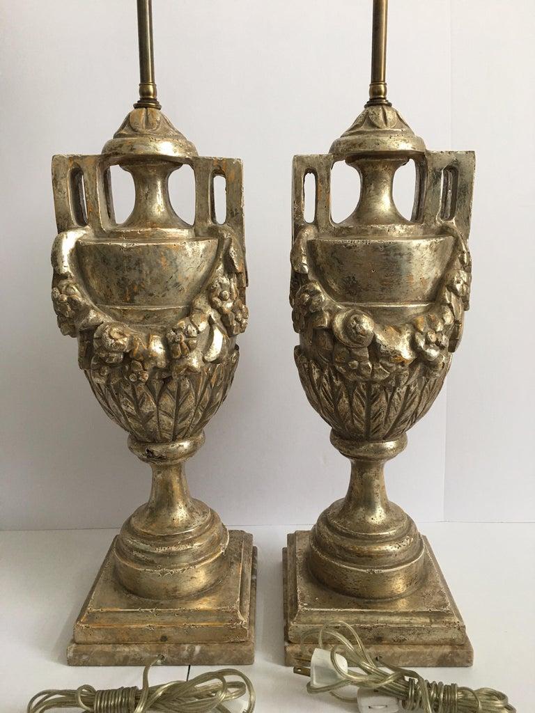 Néoclassique Paire de lampes urne drapées de style néoclassique français en bois doré argenté sculpté et marbre en vente