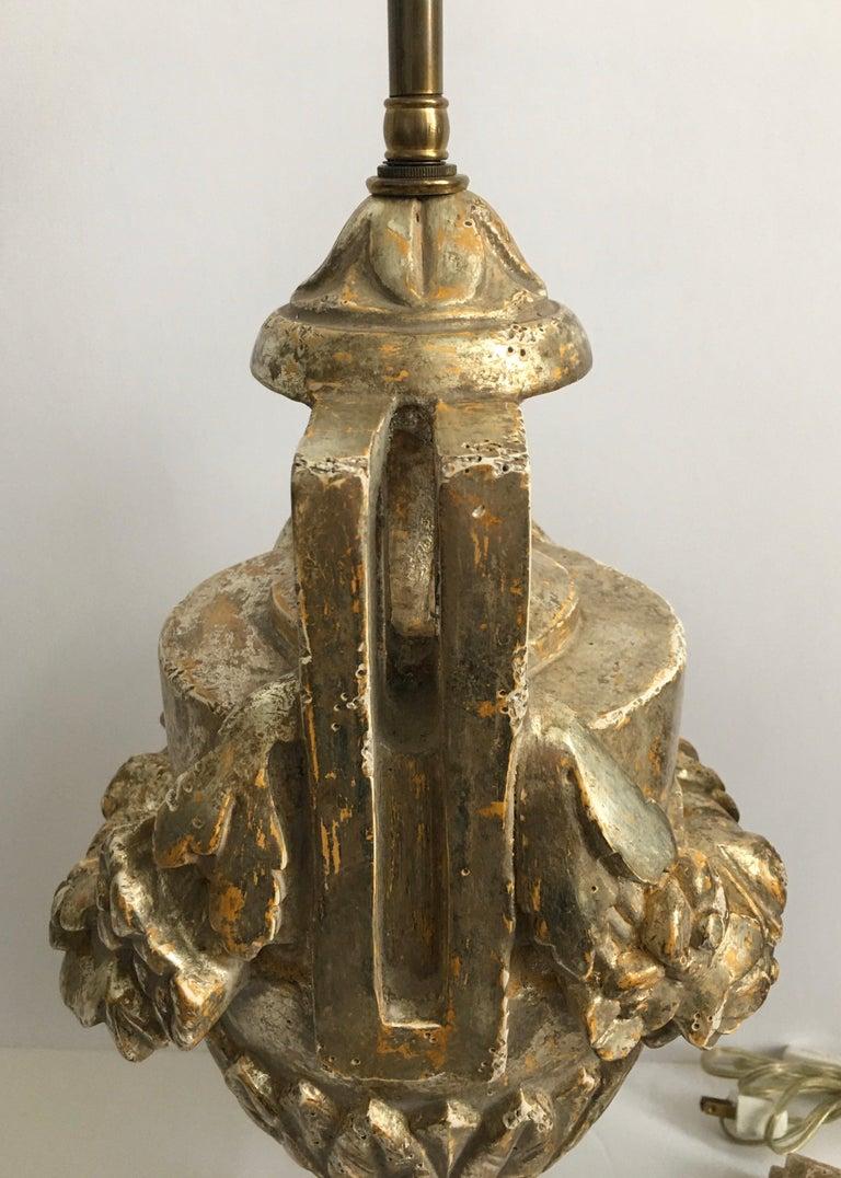Paire de lampes urne drapées de style néoclassique français en bois doré argenté sculpté et marbre en vente 2