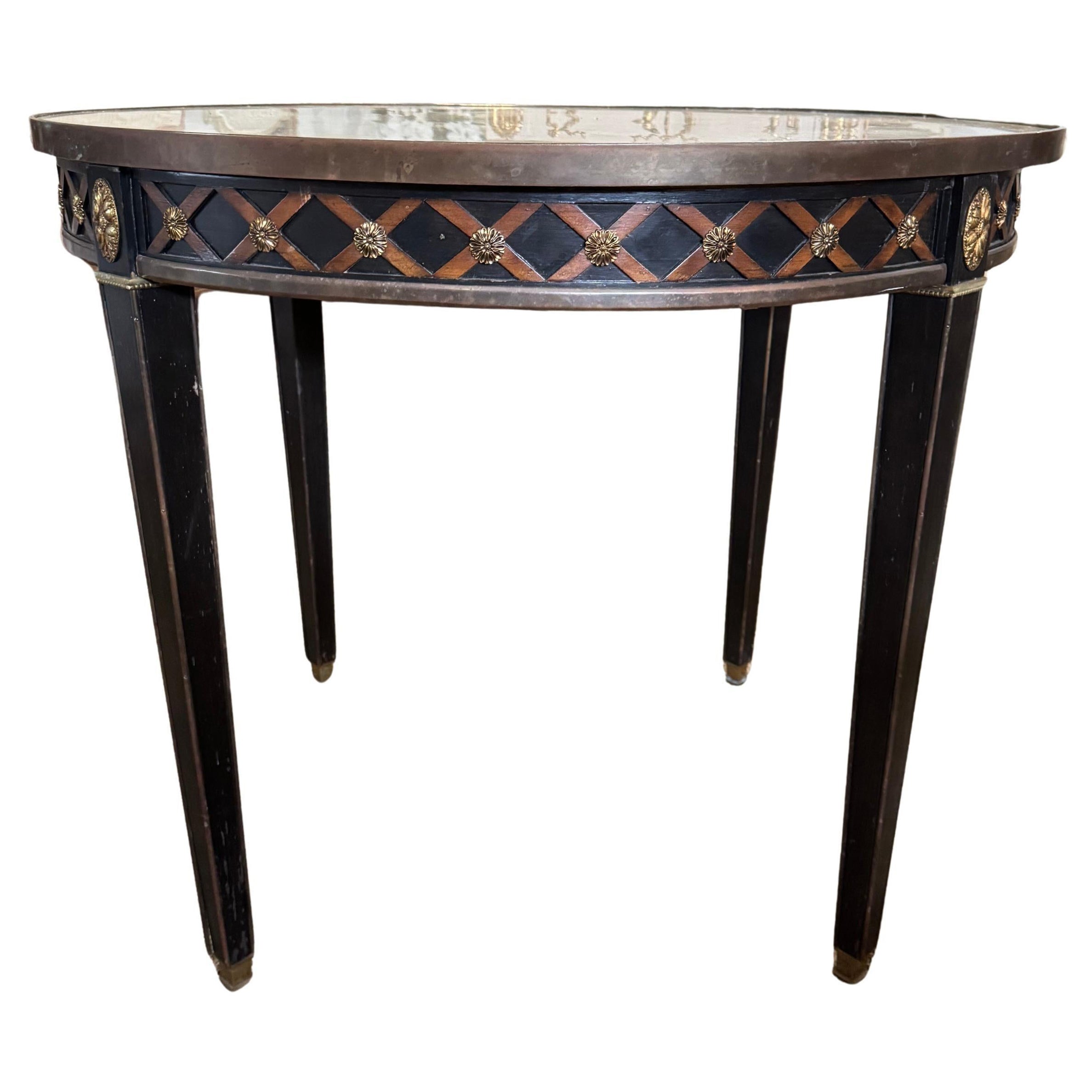 Table circulaire de style néoclassique français avec plateau en marbre et garniture en laiton en vente