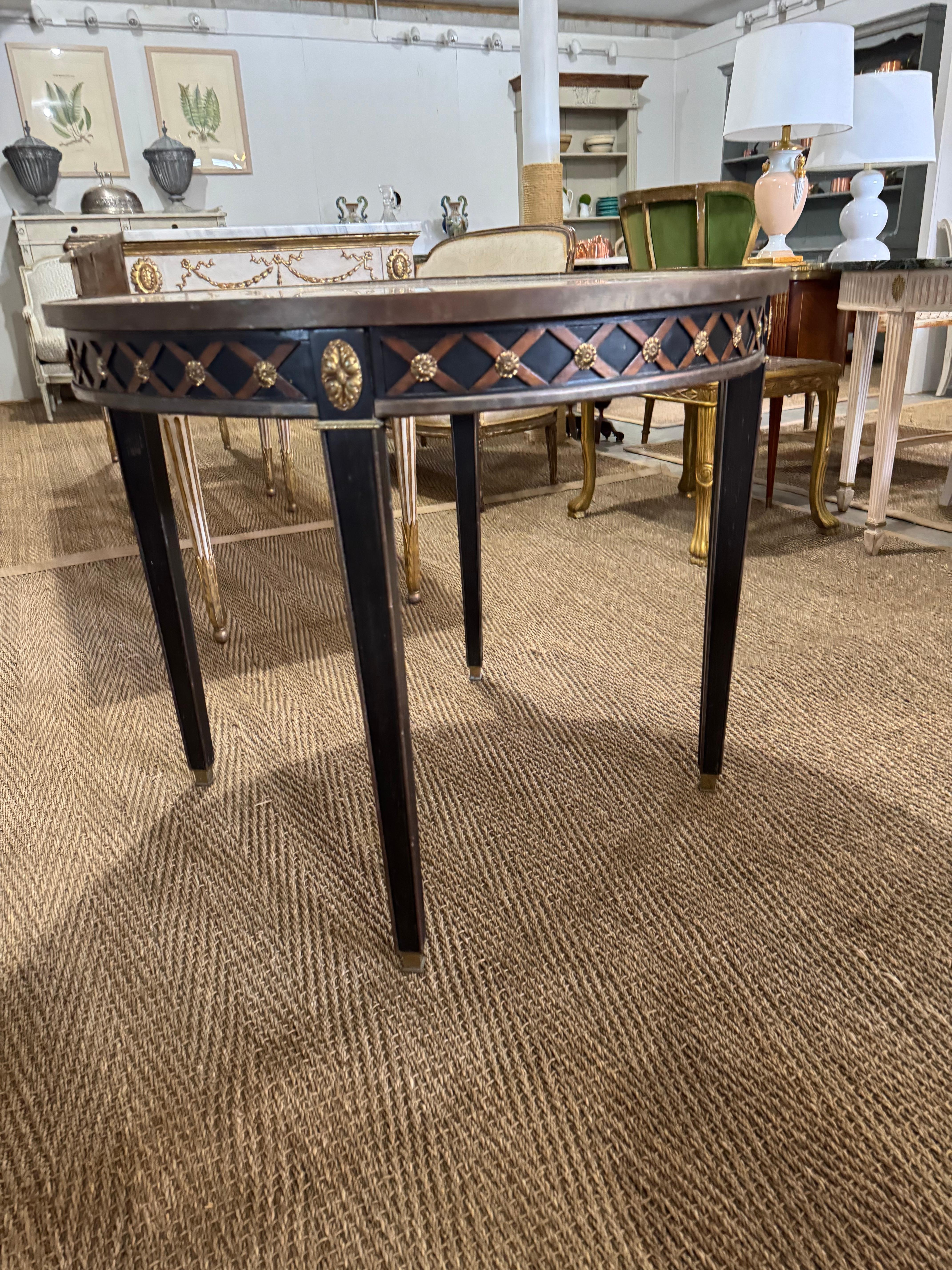 Table circulaire de style néoclassique français avec plateau en marbre et garniture en laiton Bon état - En vente à Essex, MA
