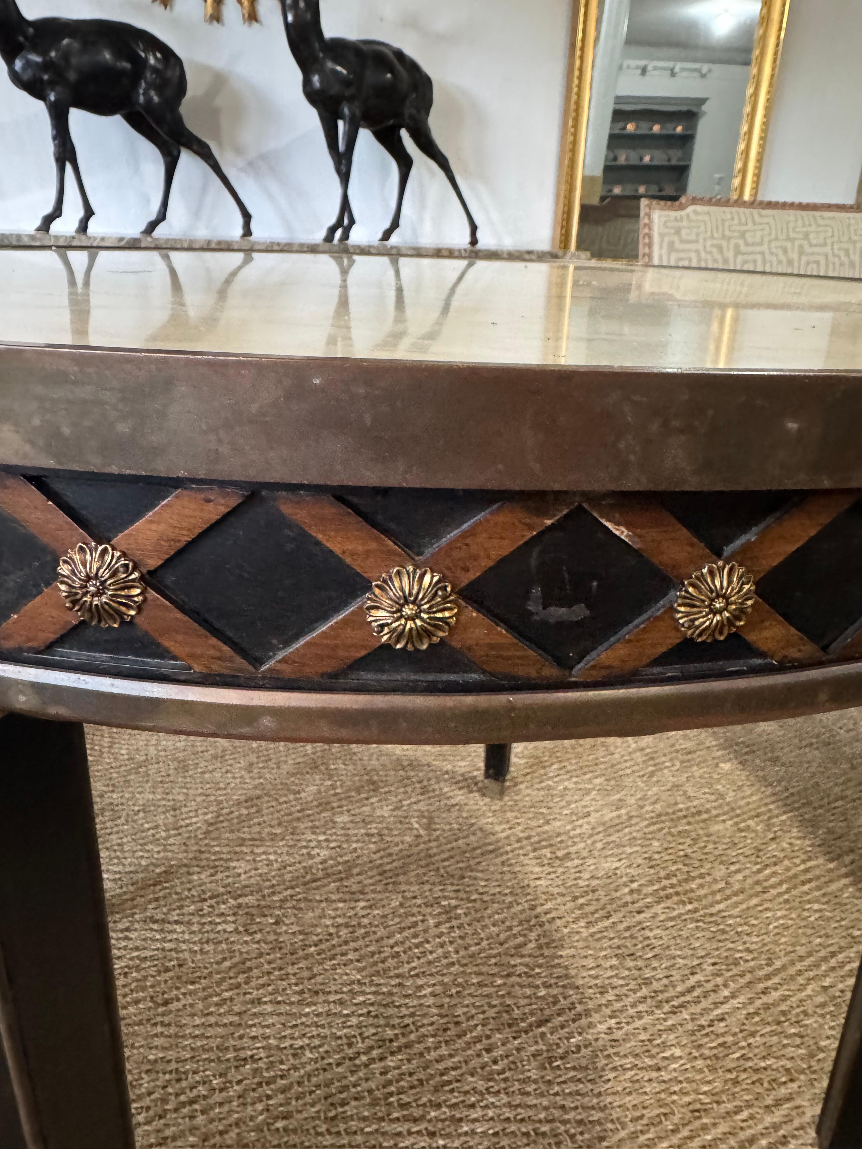 20ième siècle Table circulaire de style néoclassique français avec plateau en marbre et garniture en laiton en vente